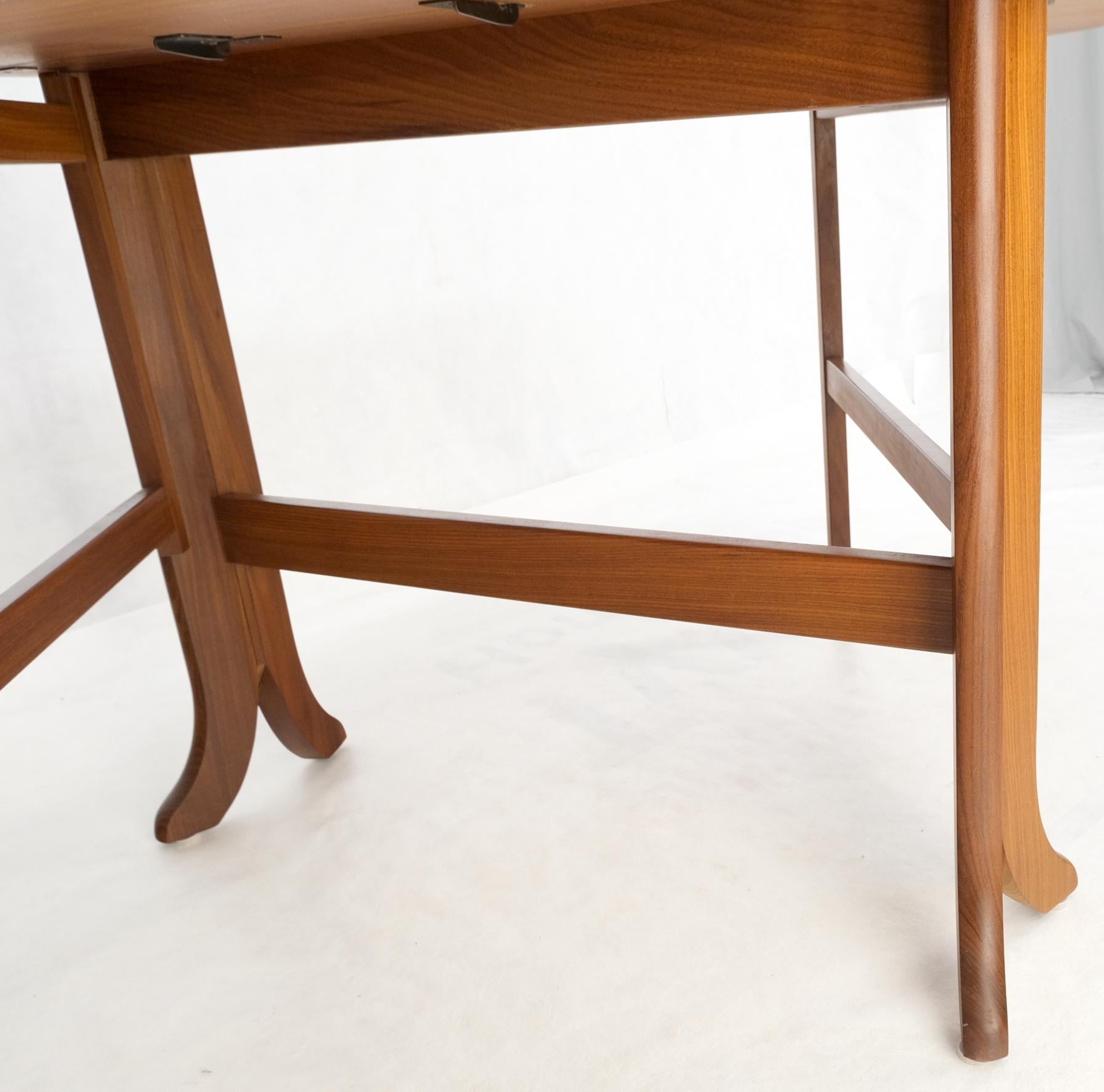 Danish Teak Mid-Century Modern Drop Leaf Gate Leg Dining Table In Good Condition For Sale In Rockaway, NJ
