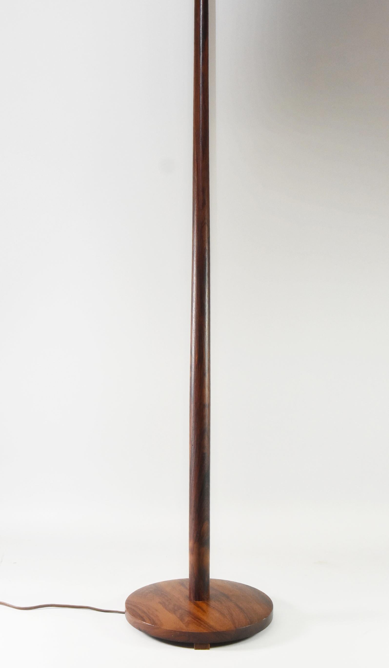 Dänische Teakholz-Stehlampe von Kovacs SI 621, Moderne der Mitte des Jahrhunderts (Schwedisch) im Angebot