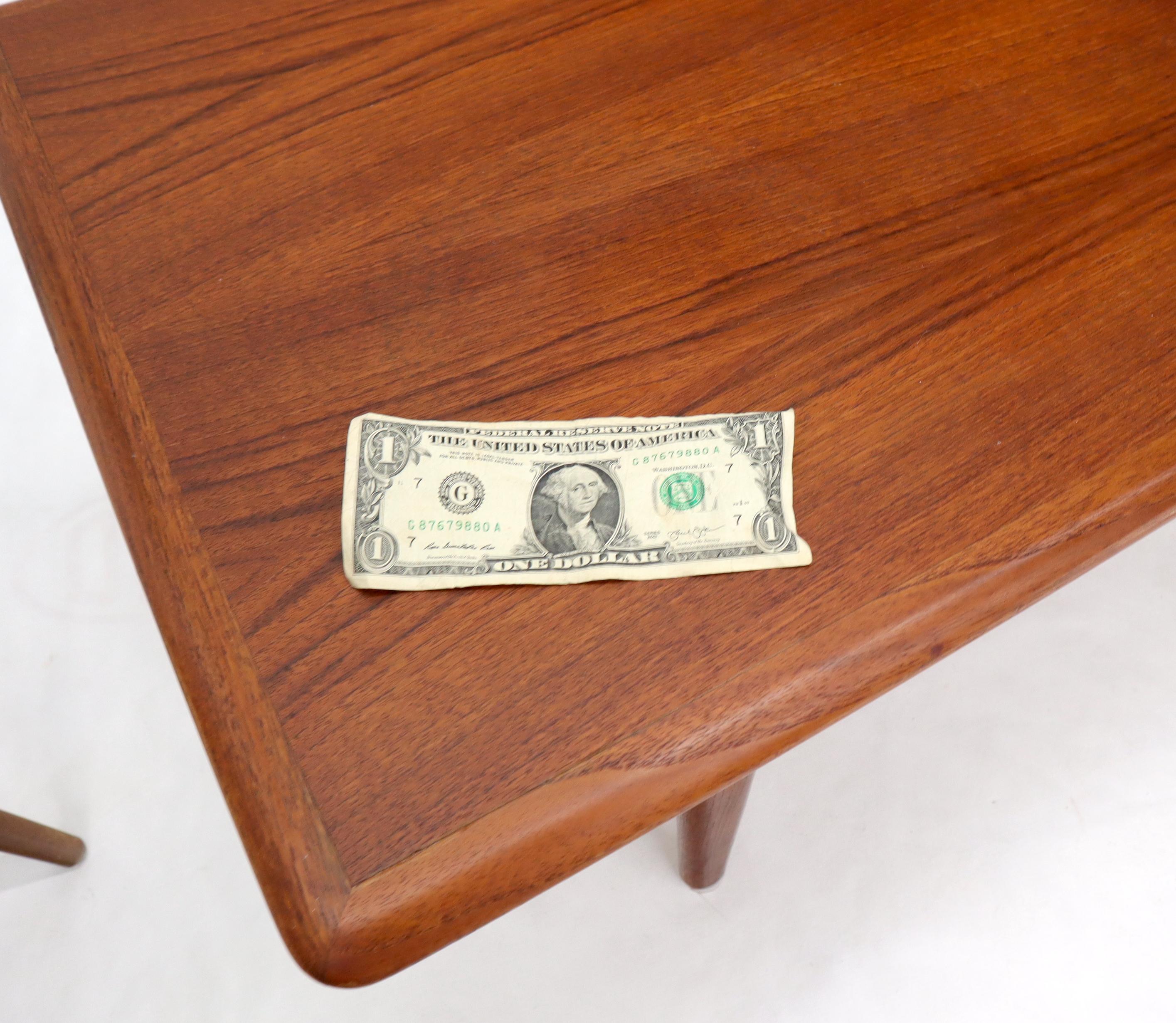 Table basse danoise rectangulaire de taille moyenne en teck avec étagère en rotin.