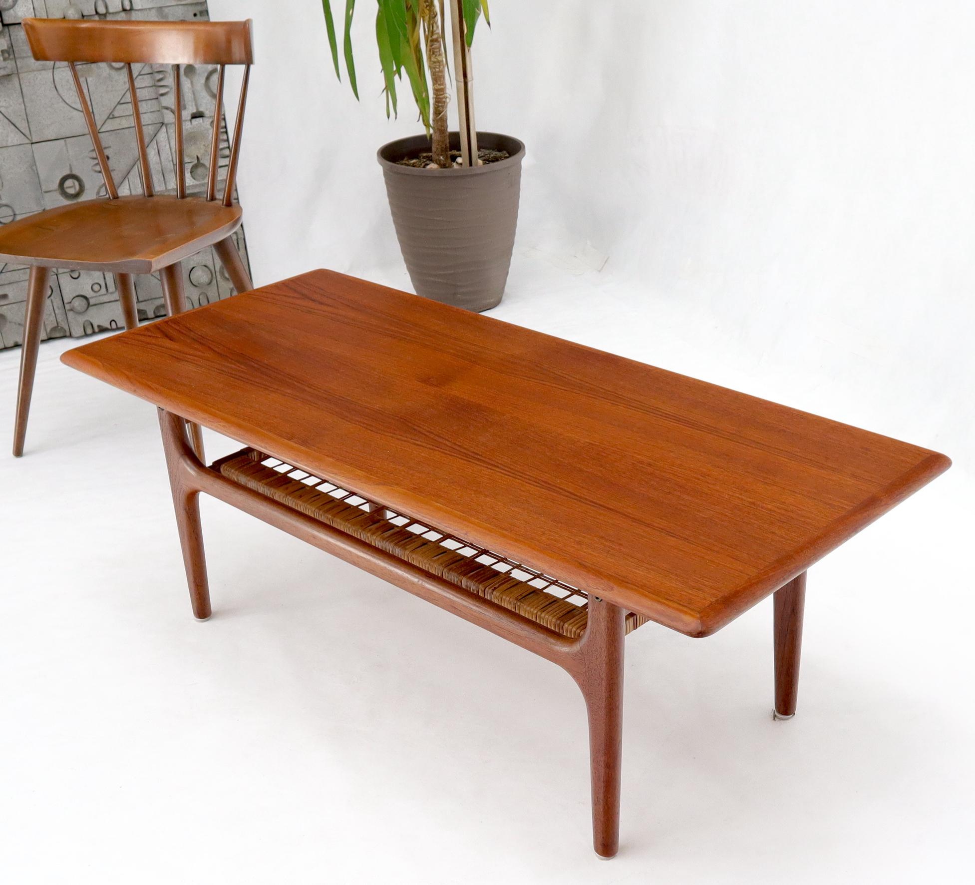 Mid-Century Modern Table basse rectangulaire danoise moderne du milieu du siècle dernier avec étagère en rotin en vente