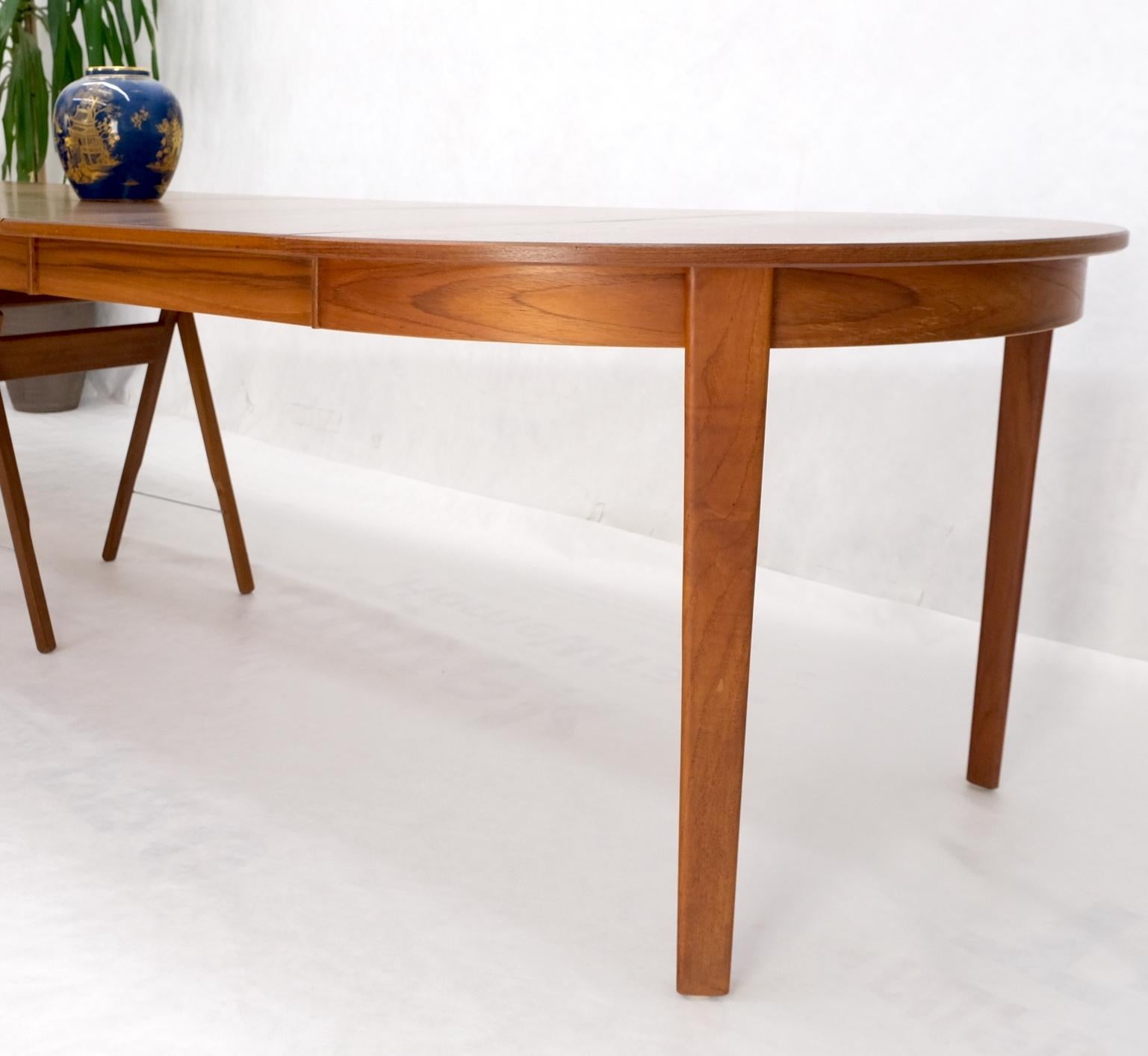 Lacquered Danish Teak Mid Century Modern Round Dining Banquet Conference Table 4 Leaf MINT For Sale