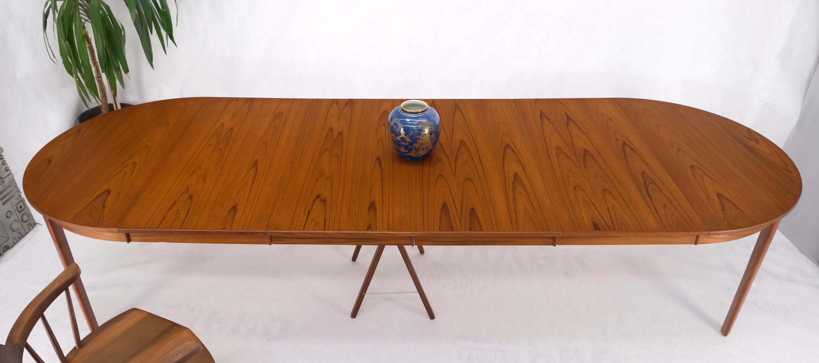 Danish Teak Mid Century Modern Round Dining Banquet Conference Table 4 Leaf MINT In Good Condition For Sale In Rockaway, NJ