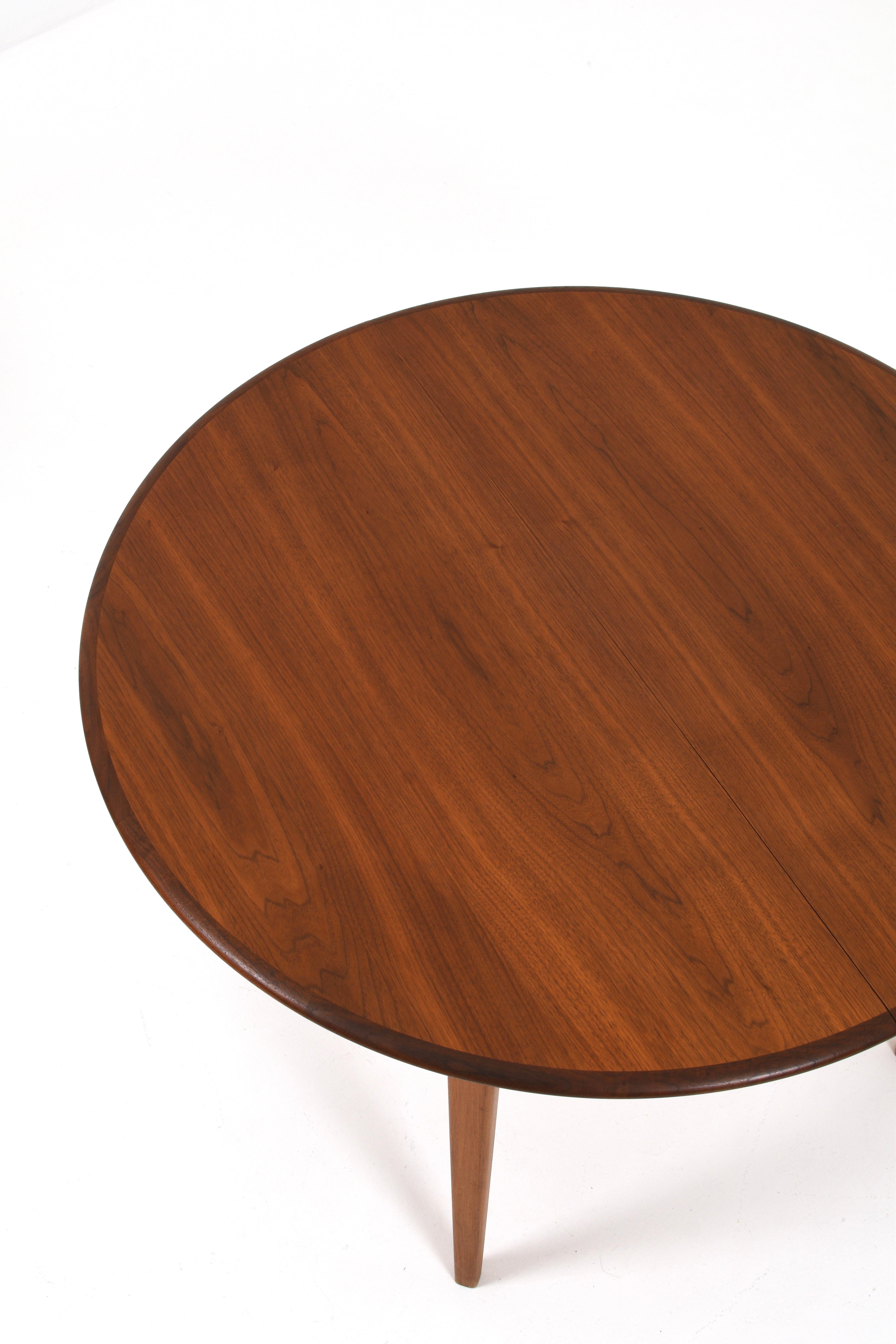 Eleganter Esstisch aus Teakholz mit schönen Details. Der Tisch ist 119 cm lang, aber mit zwei zusätzlichen Platten beträgt die Gesamtlänge 219 cm.