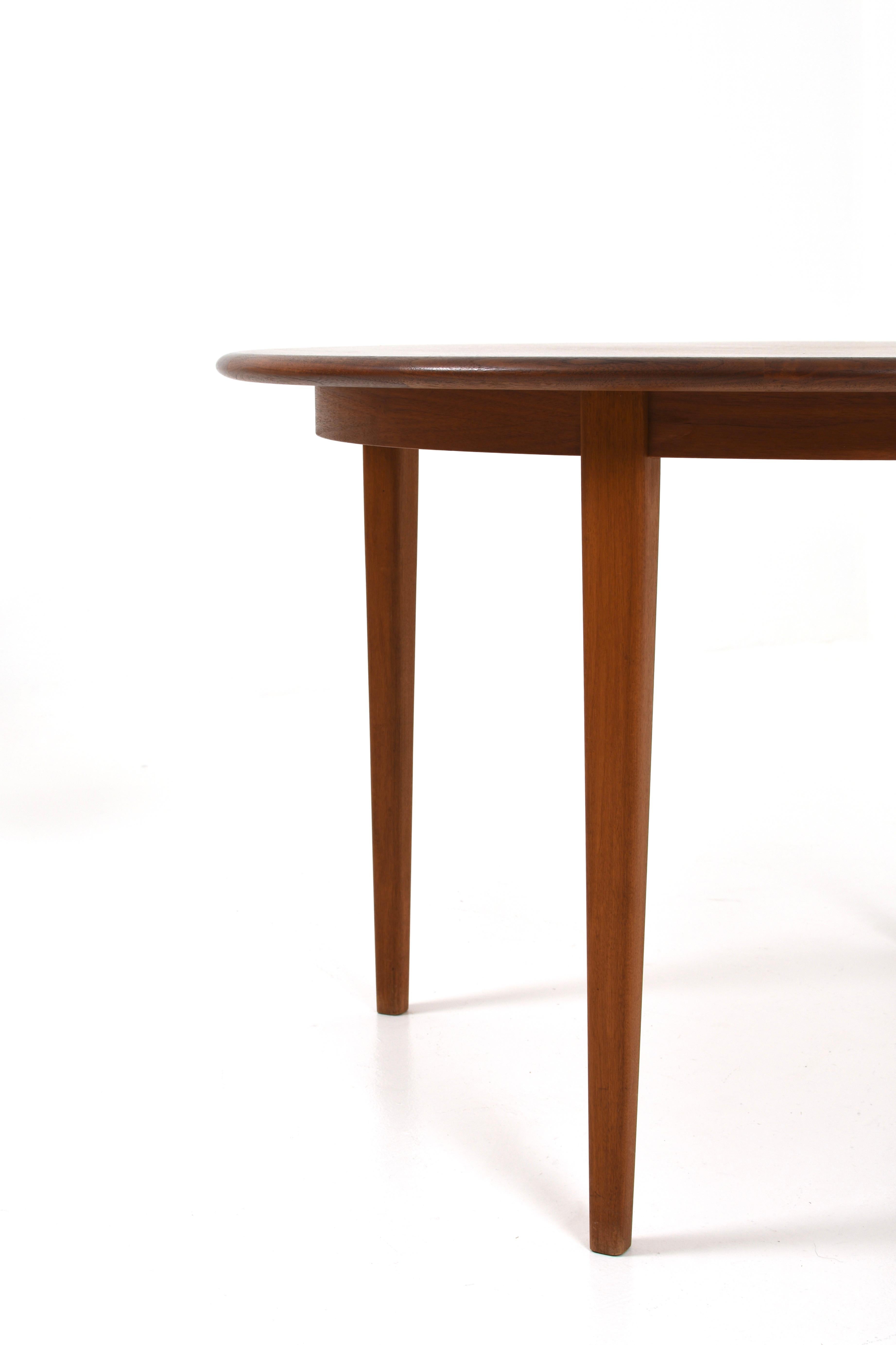Danish Teak Mid-Century Modern Round Dining Table  In Good Condition For Sale In Göteborg, SE
