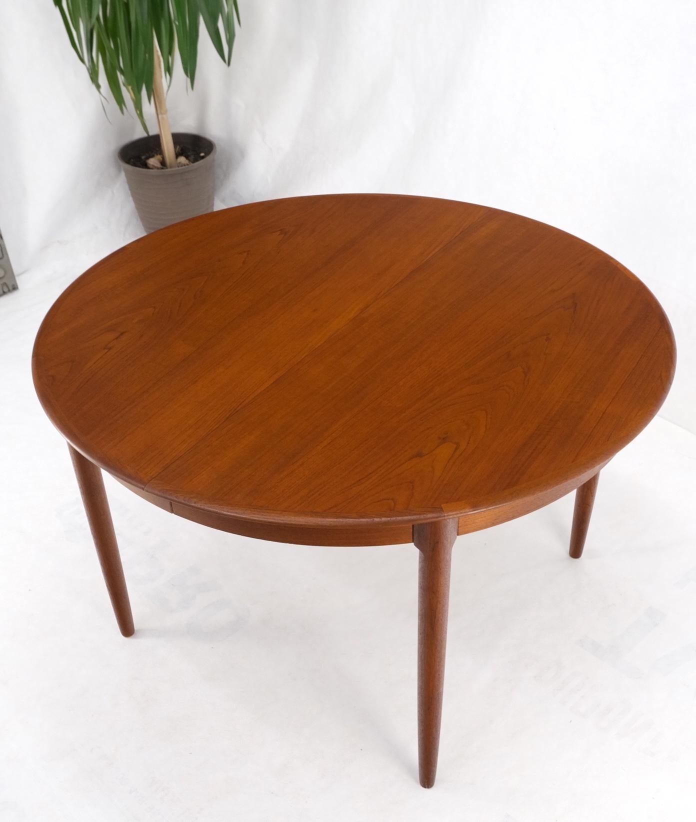 Danish Teak Mid-Century Modern Round Dining Table w/ Two Extension Boards Leafs For Sale 3