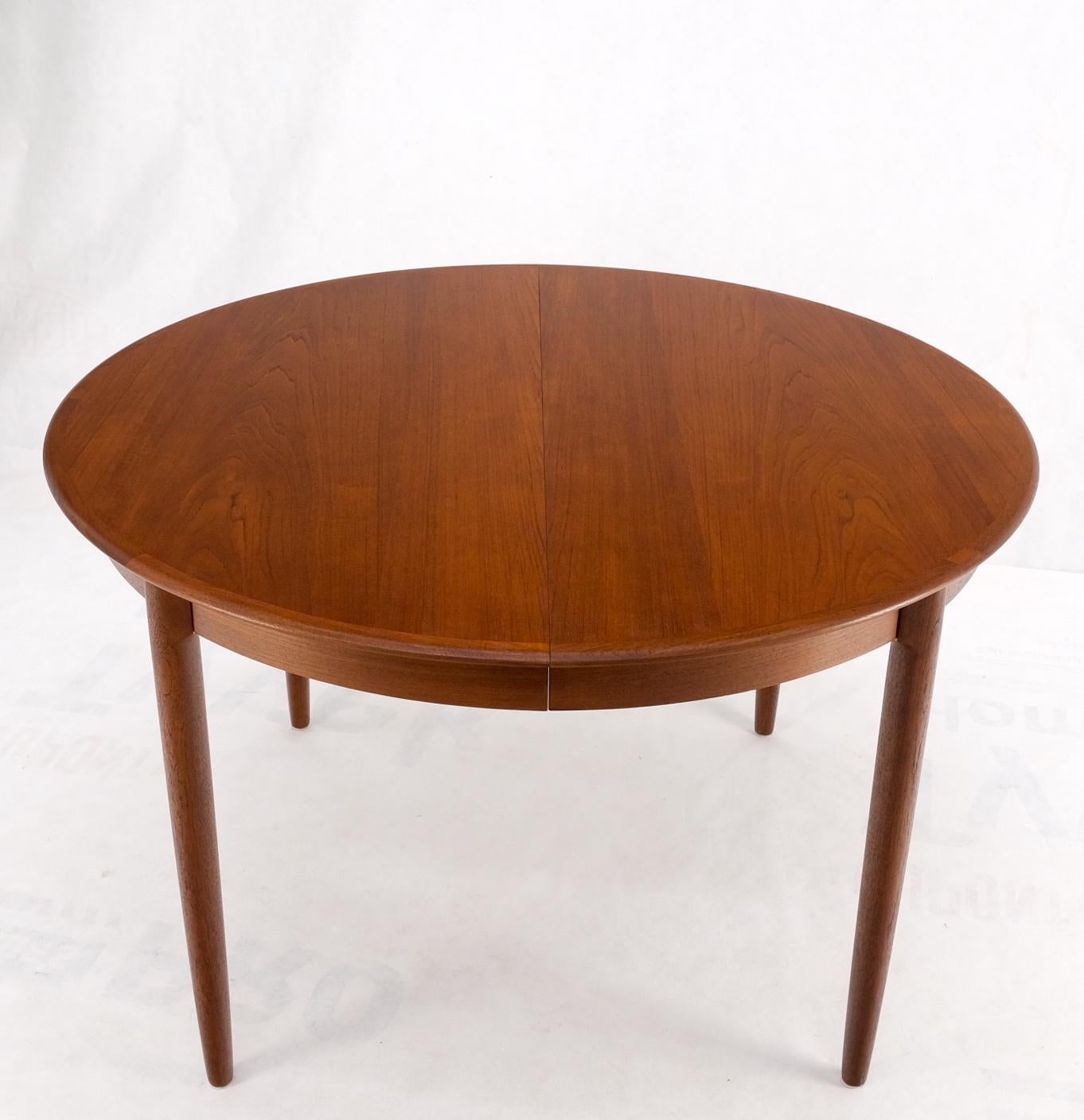 Danish Teak Mid-Century Modern Round Dining Table w/ Two Extension Boards Leafs For Sale 4