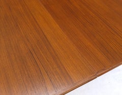 Tavolo da pranzo rotondo danese in teak di metà secolo moderno con due tavole di prolunga a forma di foglia