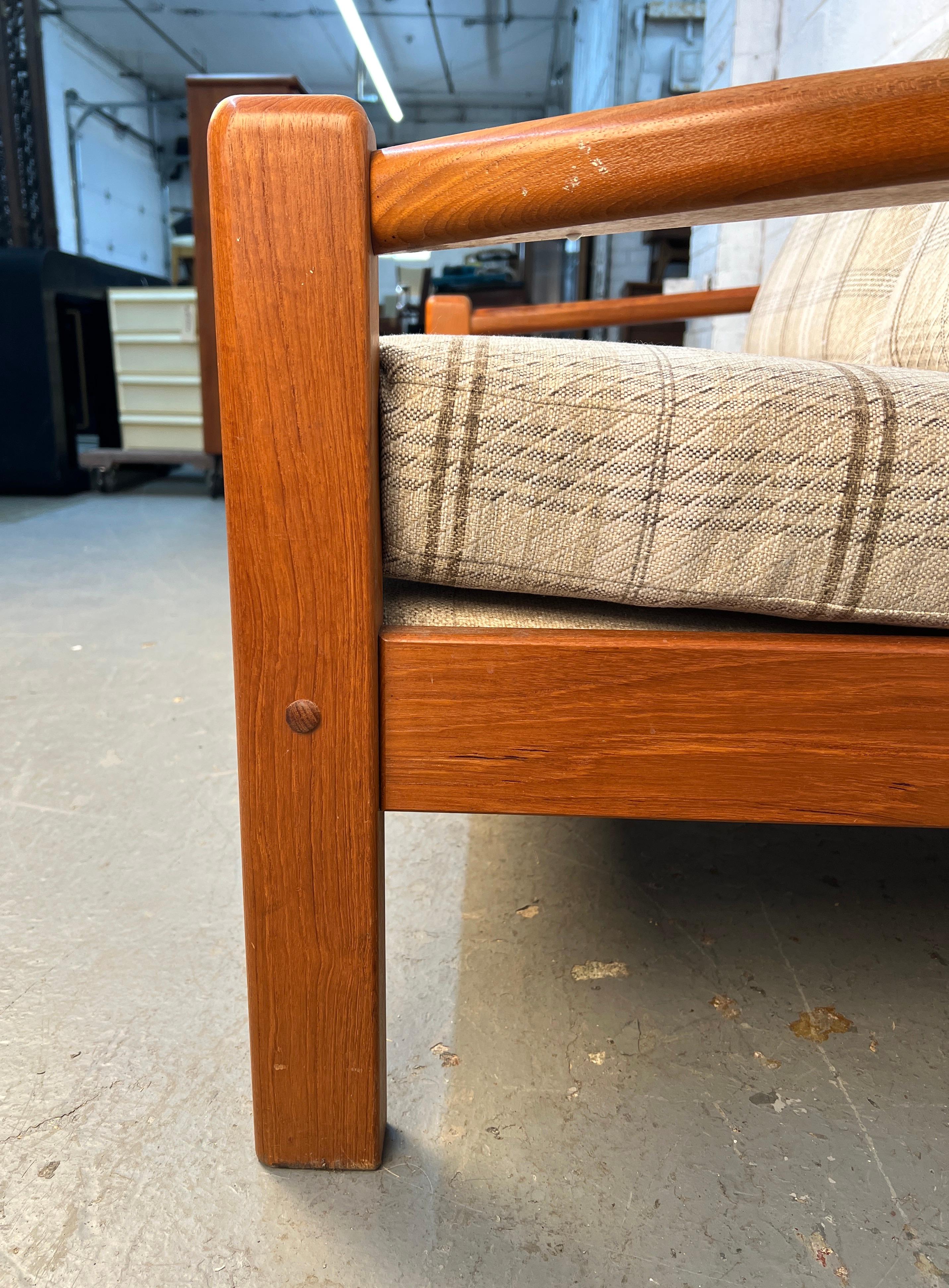 Sofá moderno danés de teca de mediados de siglo en venta 8