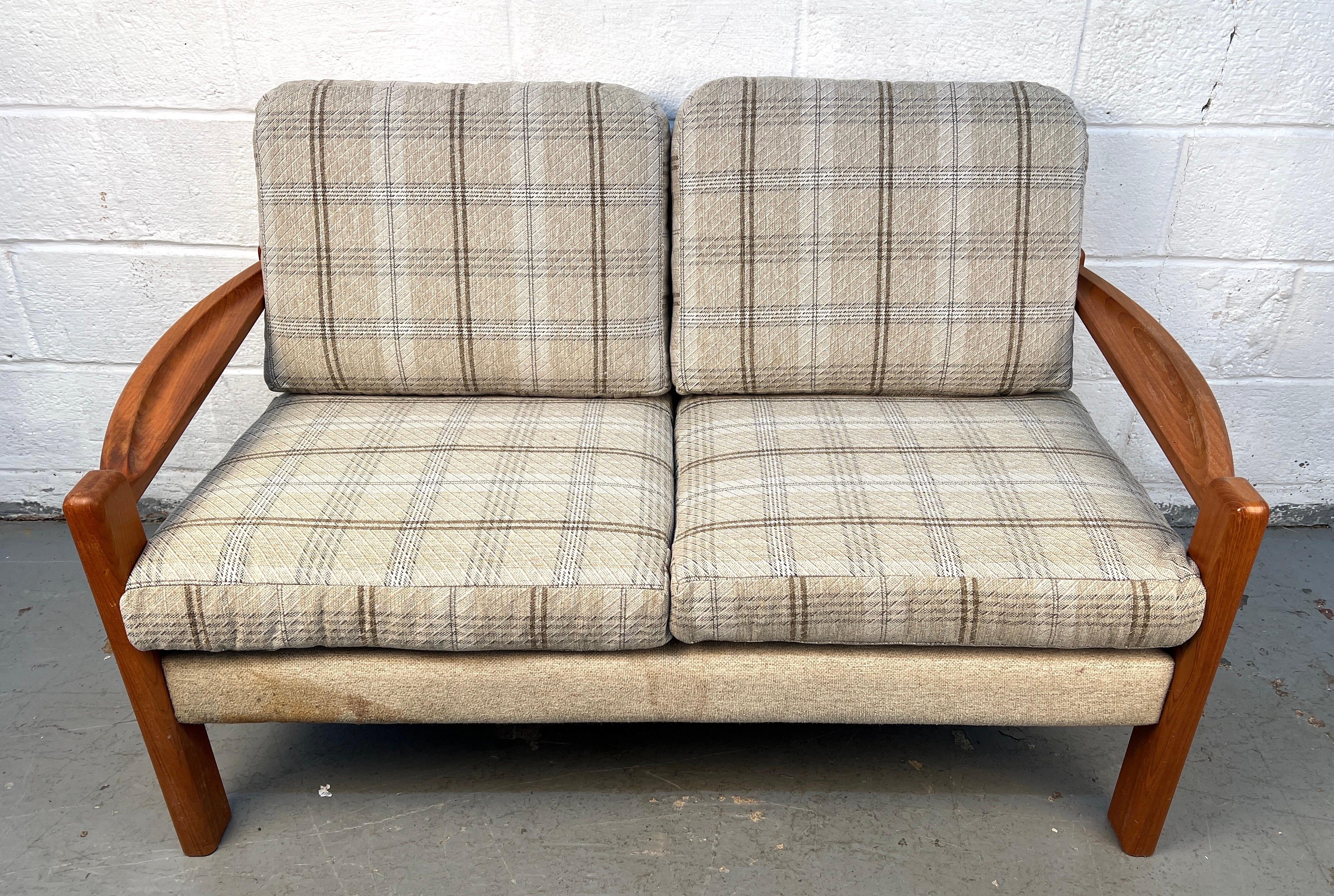 Sofá moderno danés de teca de mediados de siglo Moderno de mediados de siglo en venta