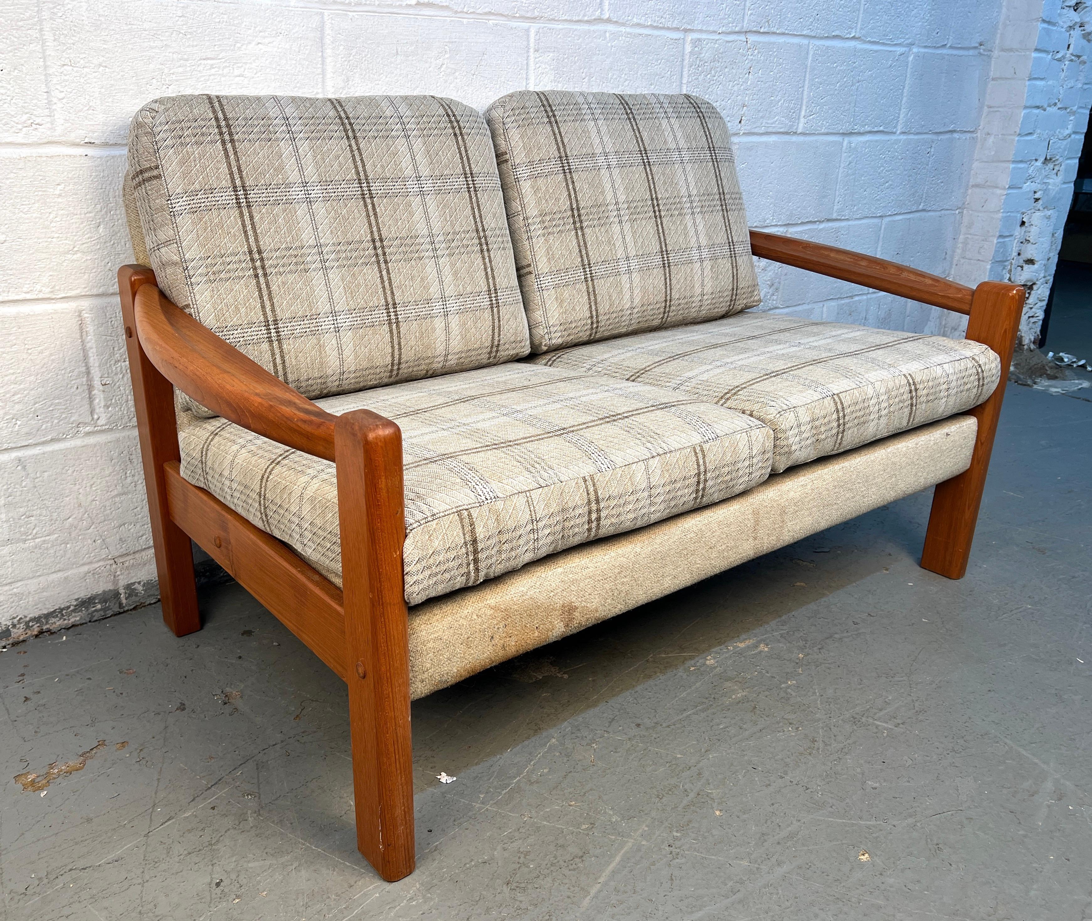 Sofá moderno danés de teca de mediados de siglo en Bueno estado para la venta en Brooklyn, NY