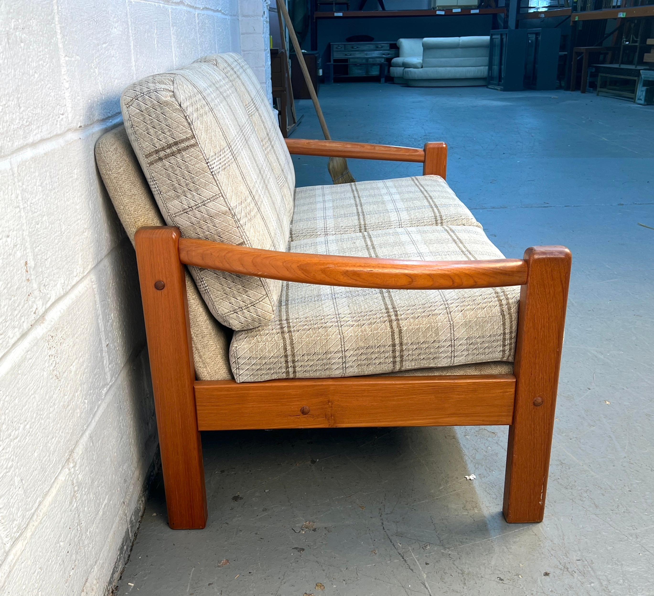 Sofá moderno danés de teca de mediados de siglo Tela en venta