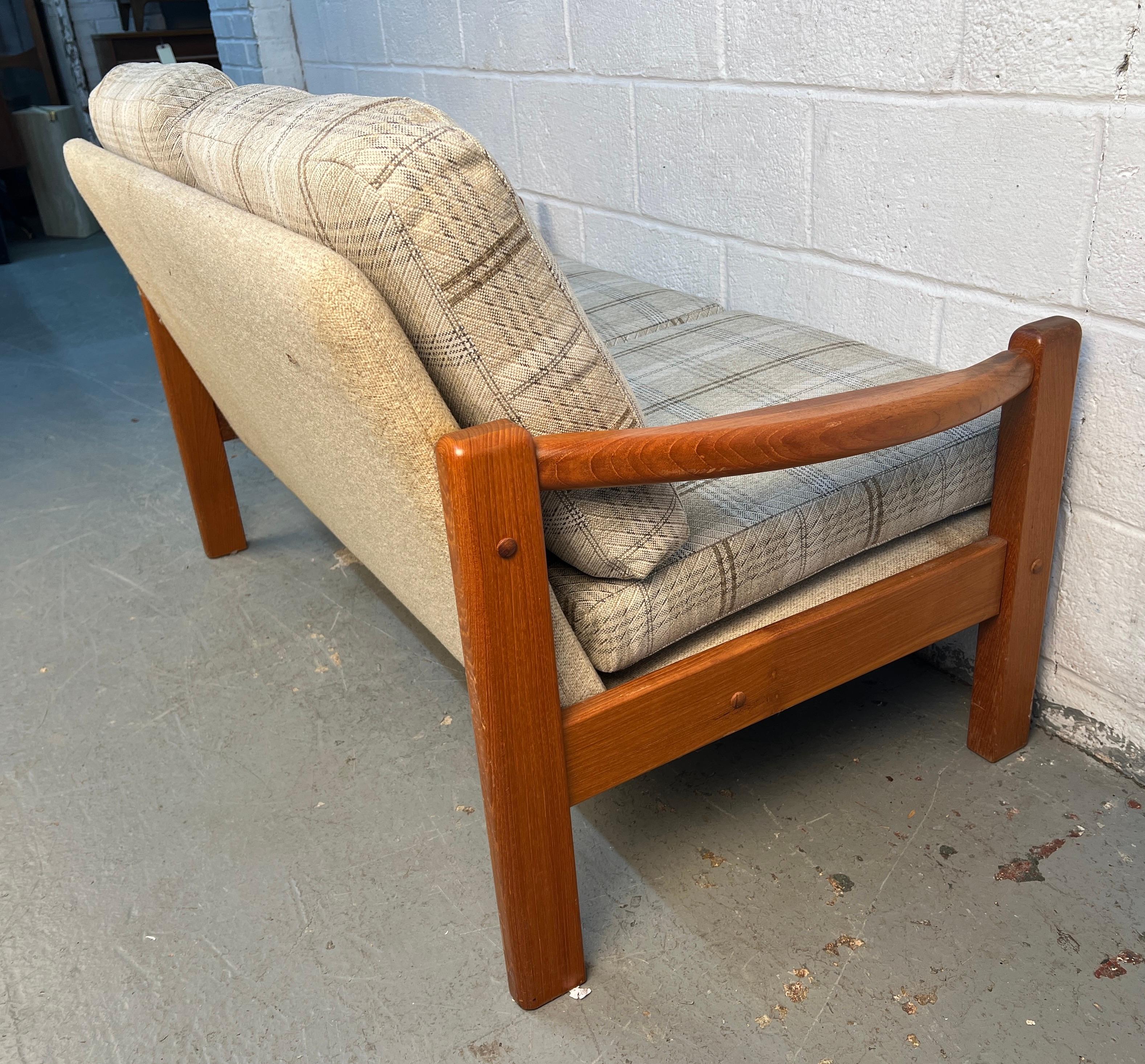 Sofá moderno danés de teca de mediados de siglo en venta 1