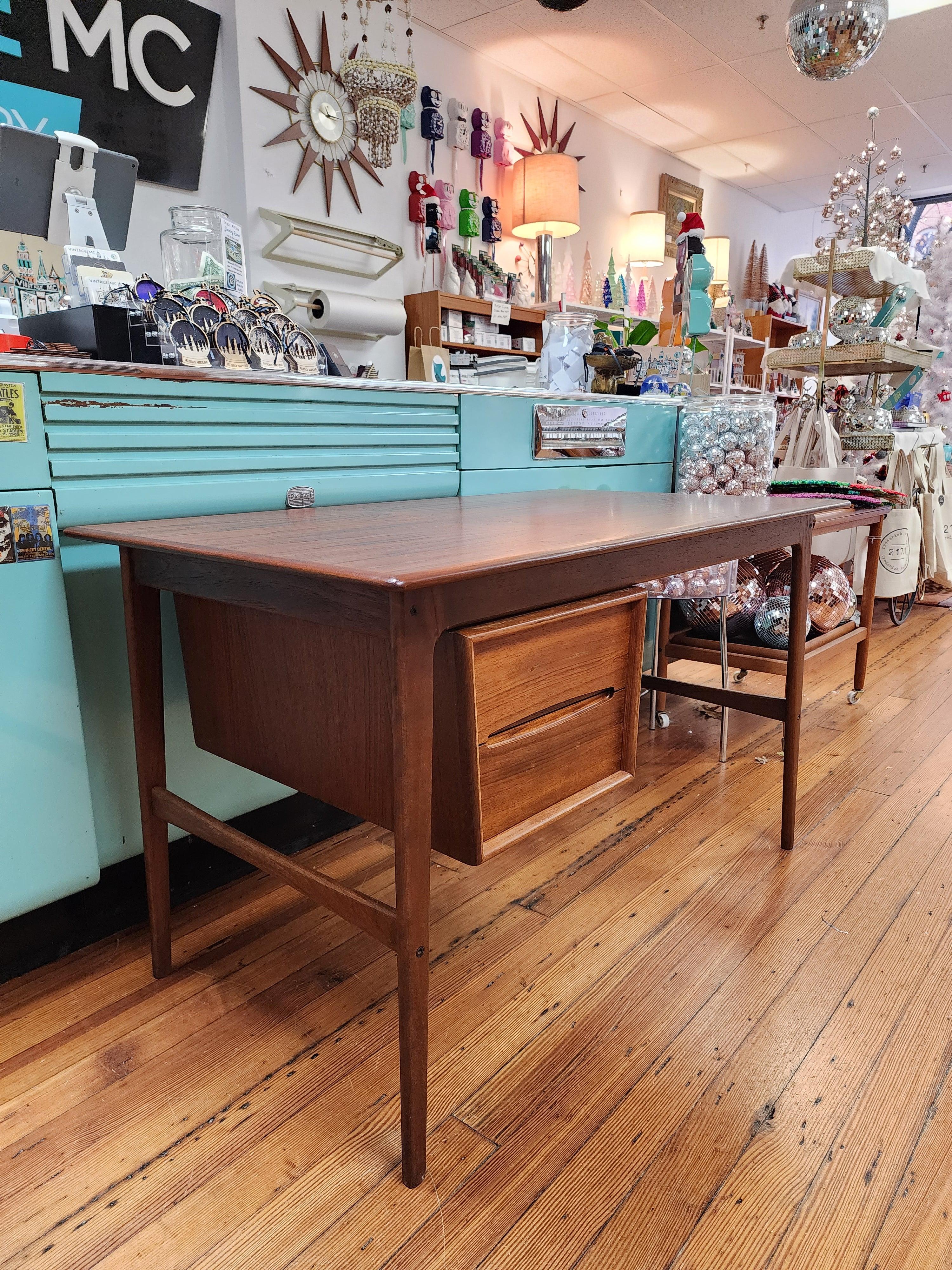 Danish Teak Mid-Century Modern Writing Desk In Good Condition For Sale In Frederick, MD