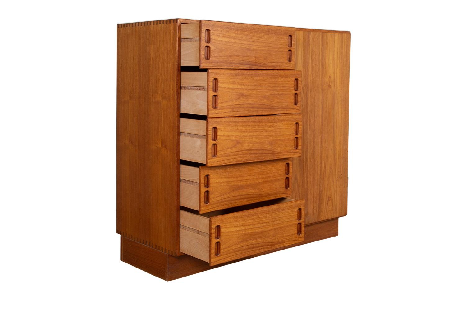 Dänische Teakholz Mid-Century Große Kommode Gentleman's Chest Garderobe (Moderne der Mitte des Jahrhunderts) im Angebot