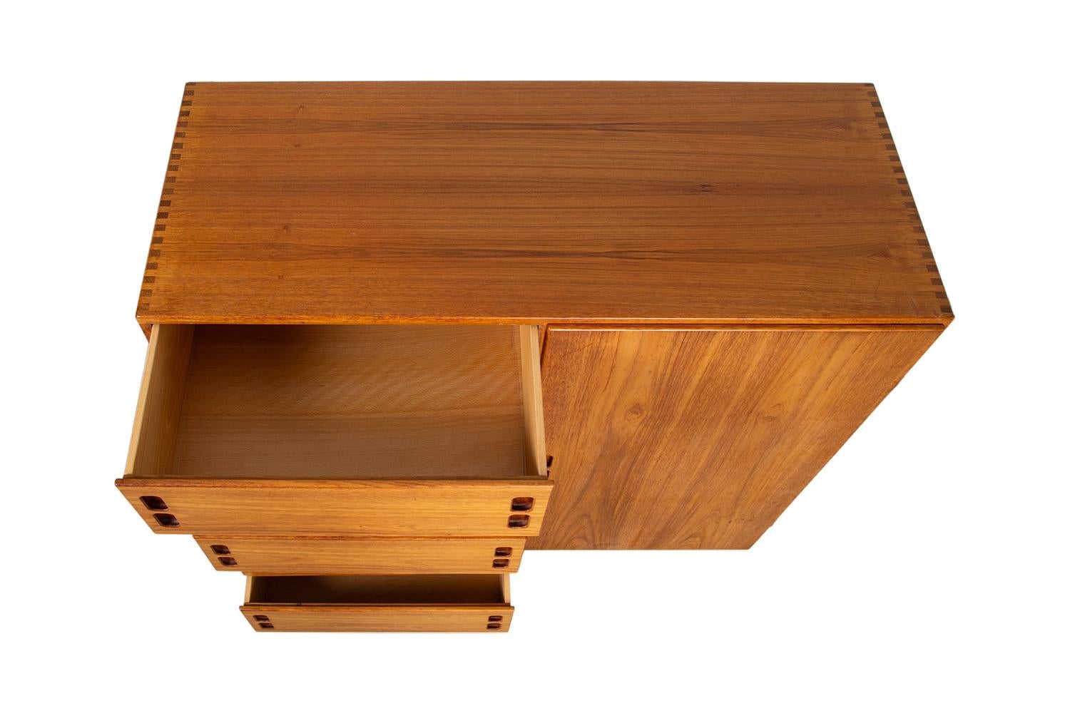 Dänische Teakholz Mid-Century Große Kommode Gentleman's Chest Garderobe im Zustand „Relativ gut“ im Angebot in Baltimore, MD