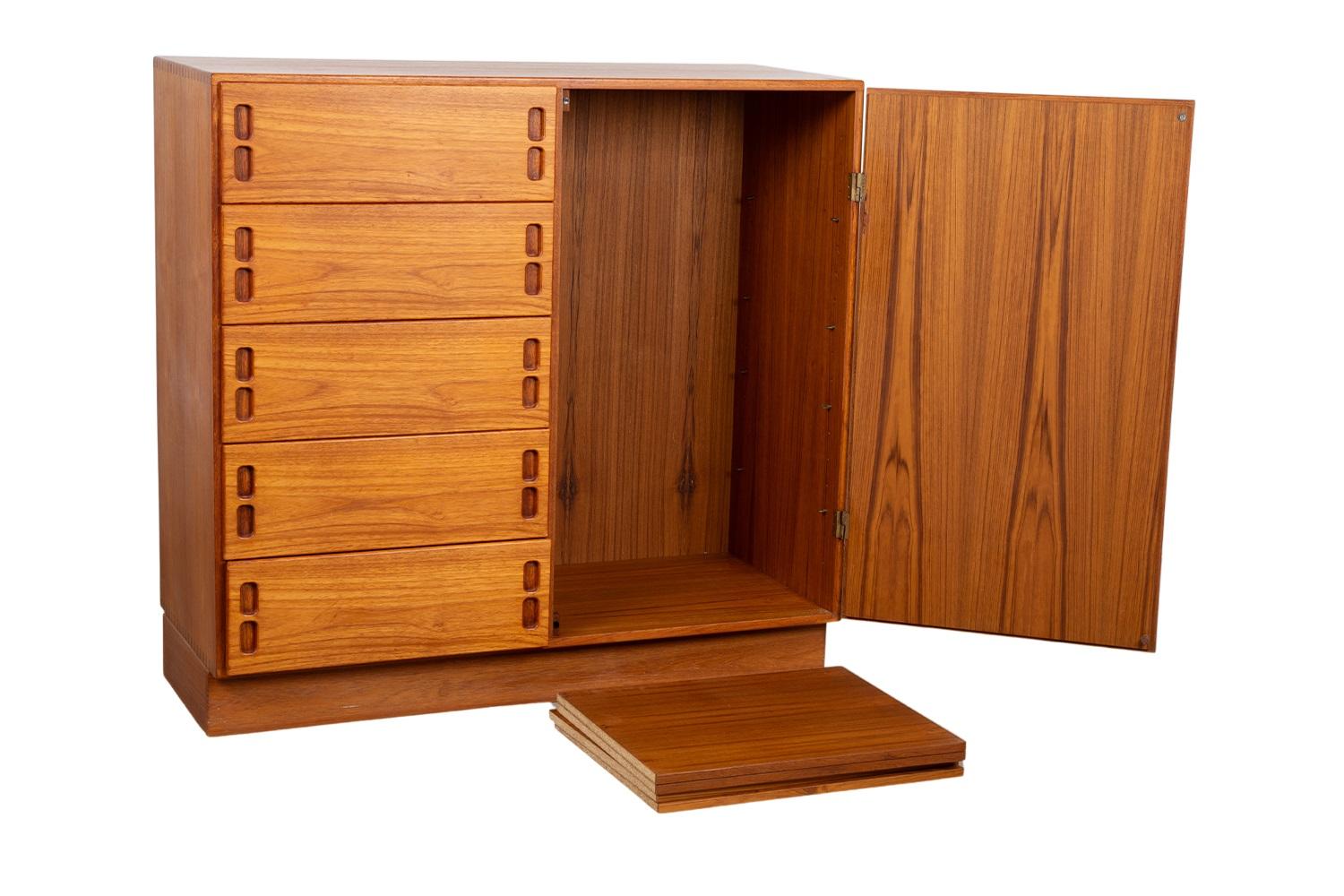 Dänische Teakholz Mid-Century Große Kommode Gentleman's Chest Garderobe im Angebot 2