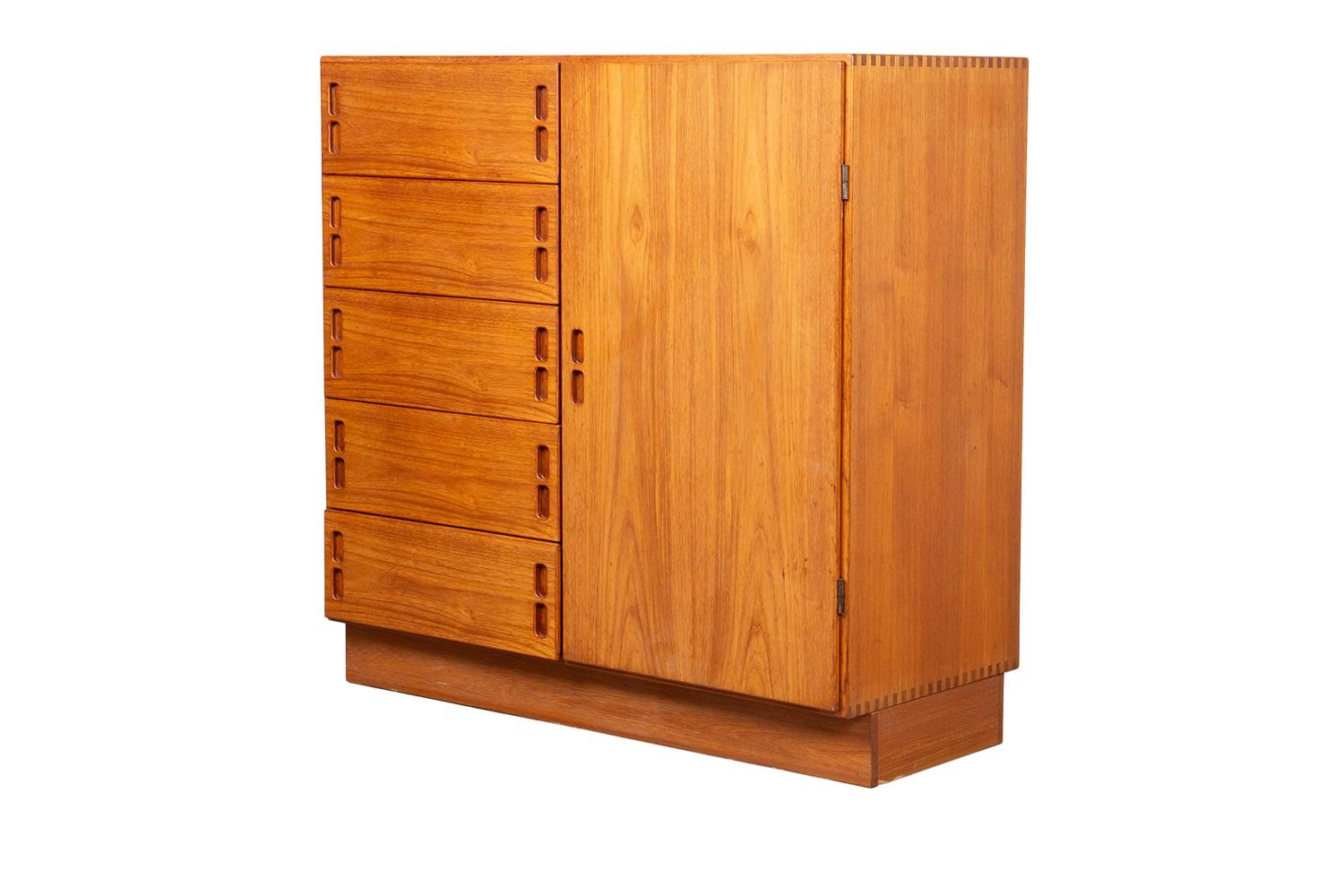 Dänische Teakholz Mid-Century Große Kommode Gentleman's Chest Garderobe im Angebot 4