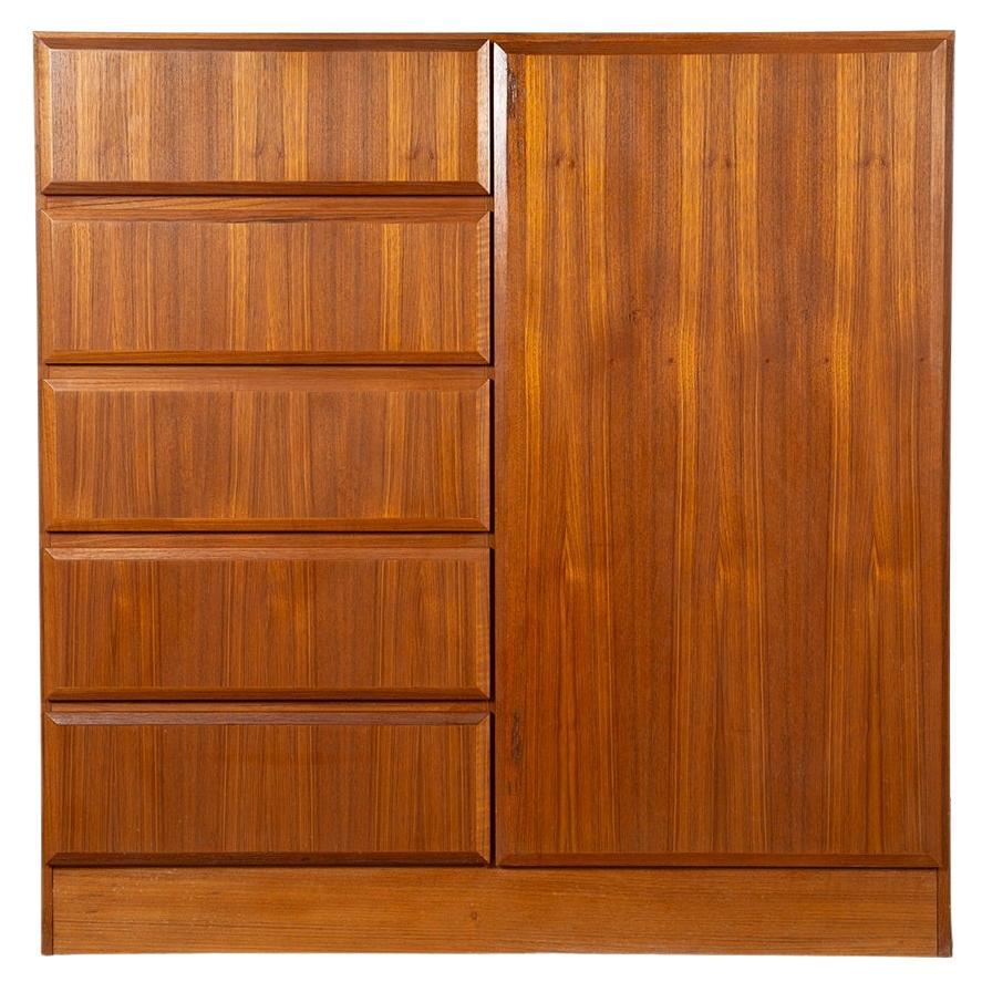 Dänische Teakholz Mid-Century Hochkommode Kleiderschrank