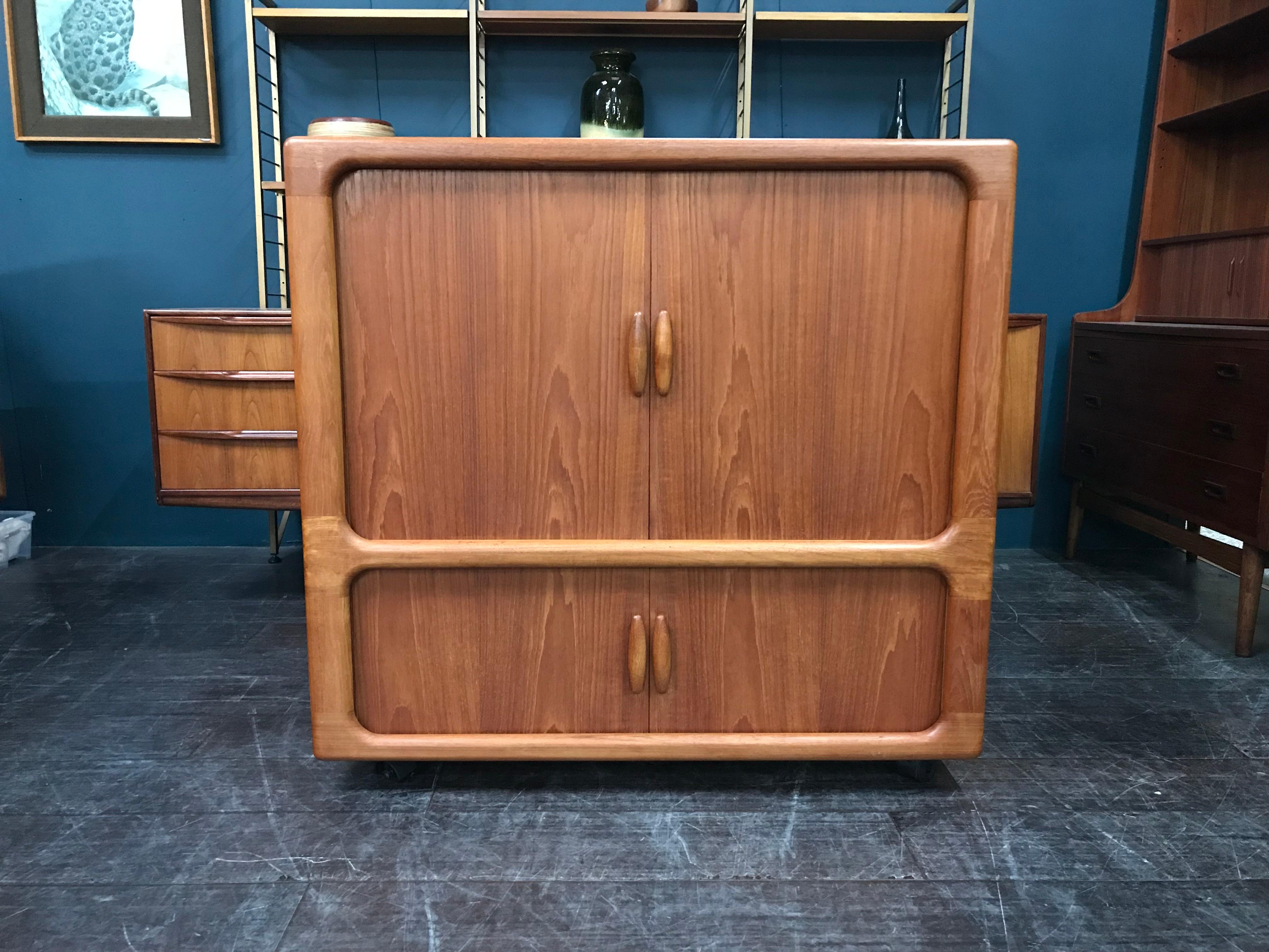 This is a stunning media unit on castors, with a handy slide out drawer at the bottom to access a games console, DVD player or similar. This practical sideboard also has pre-cut slots at the rear for cables to be fed through. Additionally, there is