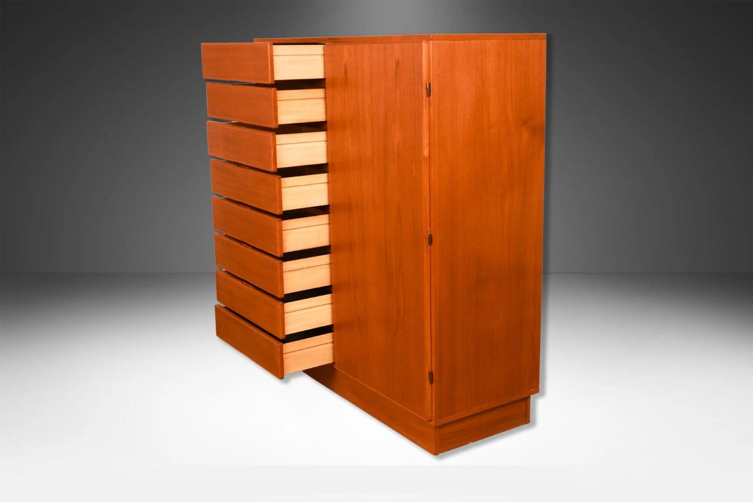 Comò alto danese di metà secolo in teak Armoire Dresser Wardrobe for Uldum Møbelfabr in vendita 3