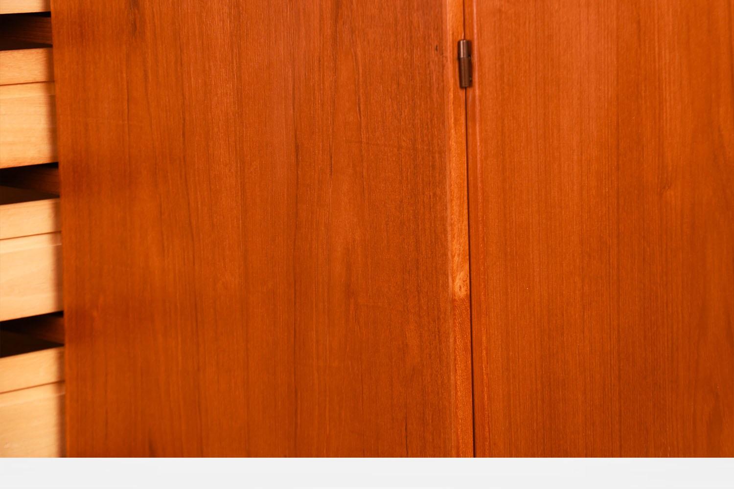 Comò alto danese di metà secolo in teak Armoire Dresser Wardrobe for Uldum Møbelfabr in vendita 5