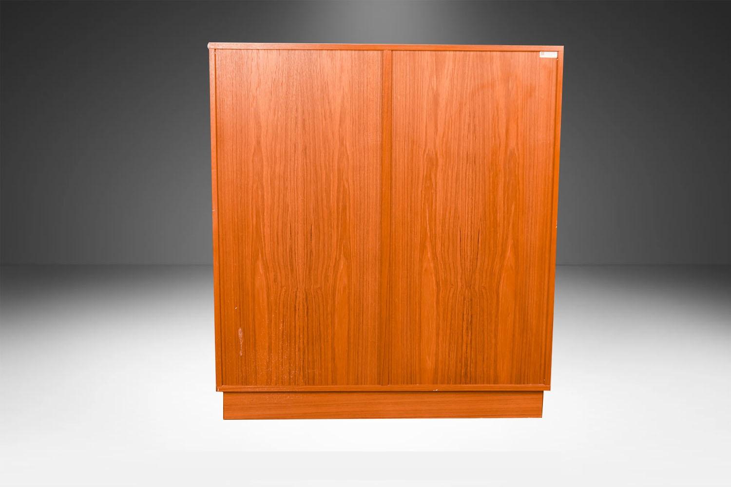 Comò alto danese di metà secolo in teak Armoire Dresser Wardrobe for Uldum Møbelfabr in vendita 6
