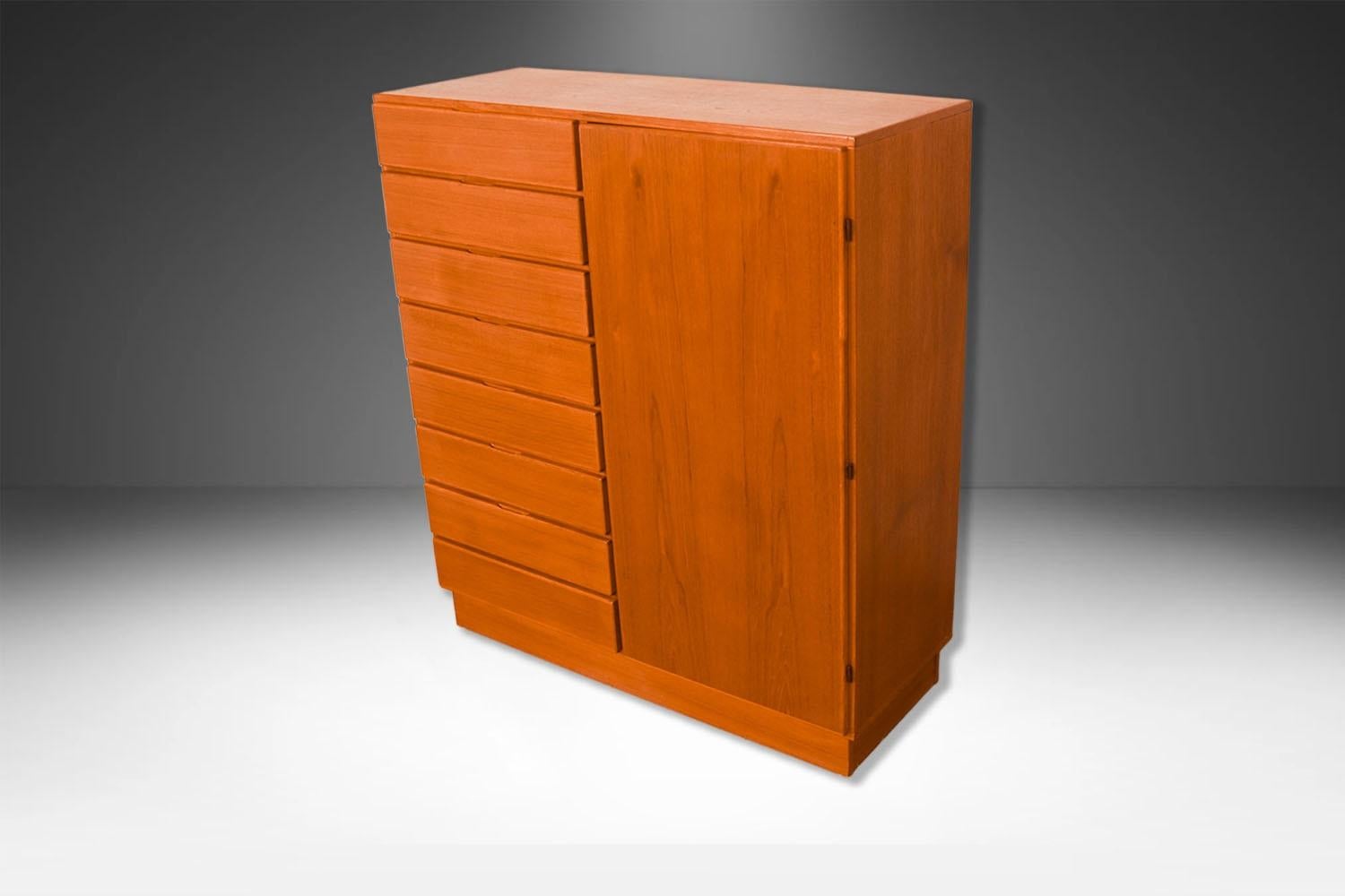 Bellissimo highboy moderno di metà secolo, comò alto da uomo, armadio, circa anni '60, prodotto in Danimarca. Non lasciarti ingannare dall'appellativo di 