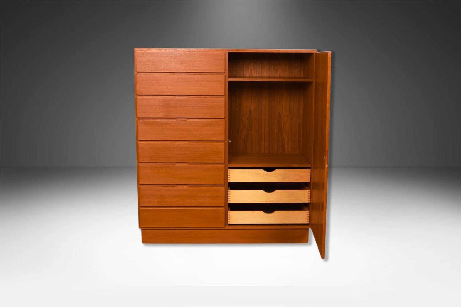 Mid-Century moderno Comò alto danese di metà secolo in teak Armoire Dresser Wardrobe for Uldum Møbelfabr in vendita