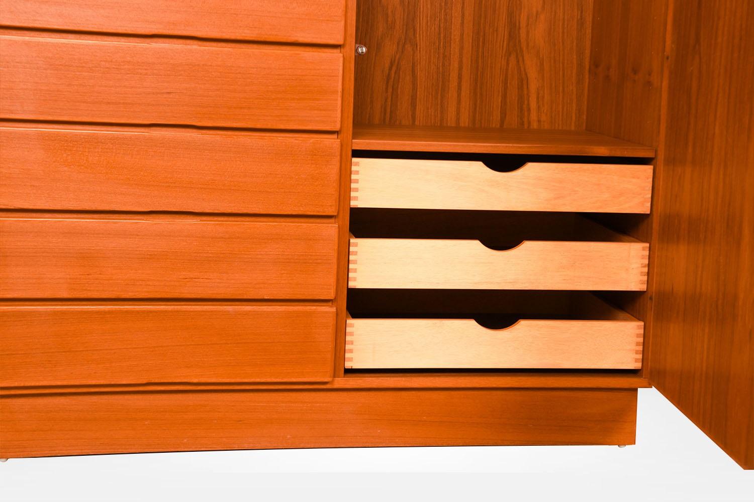 Danese Comò alto danese di metà secolo in teak Armoire Dresser Wardrobe for Uldum Møbelfabr in vendita
