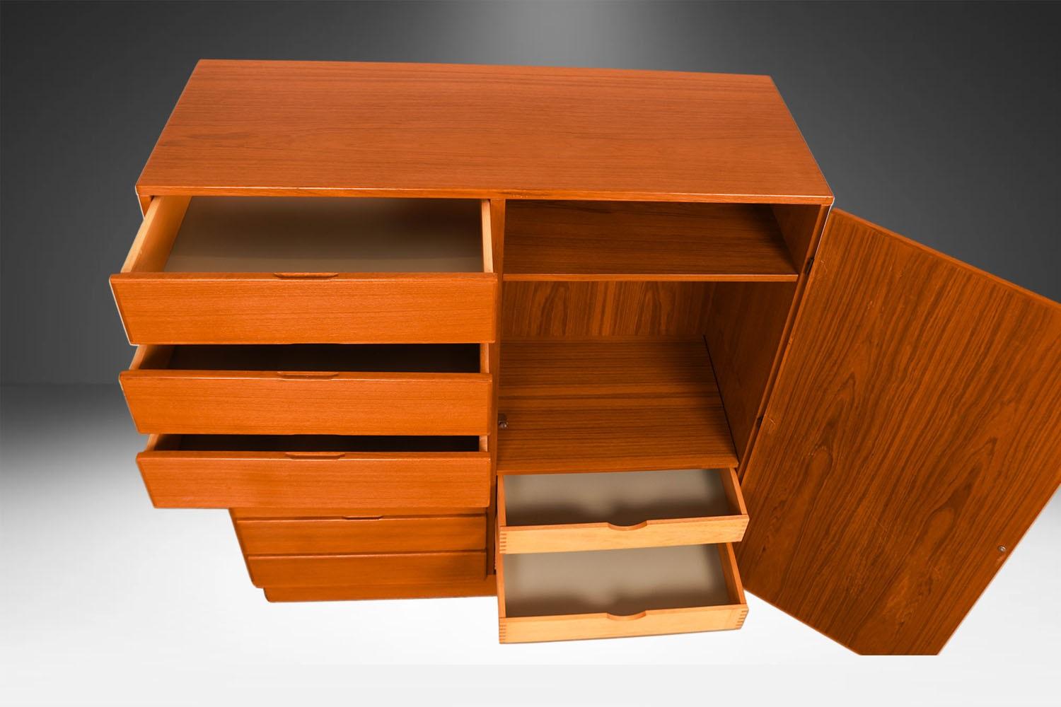 Comò alto danese di metà secolo in teak Armoire Dresser Wardrobe for Uldum Møbelfabr In condizioni discrete in vendita a Baltimore, MD