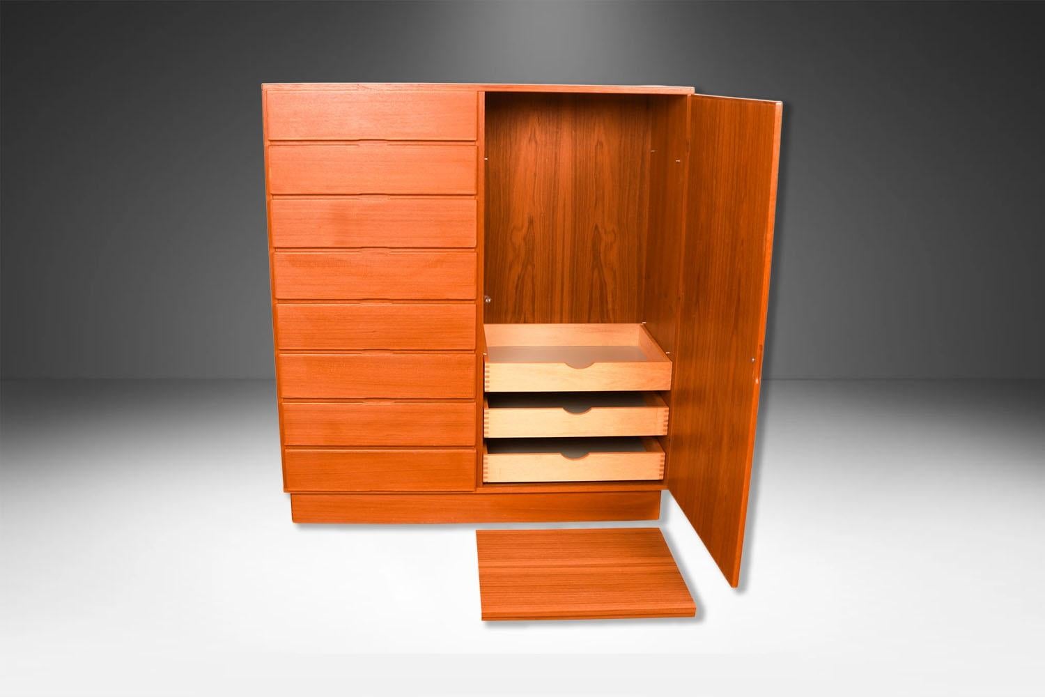 Metà XX secolo Comò alto danese di metà secolo in teak Armoire Dresser Wardrobe for Uldum Møbelfabr in vendita