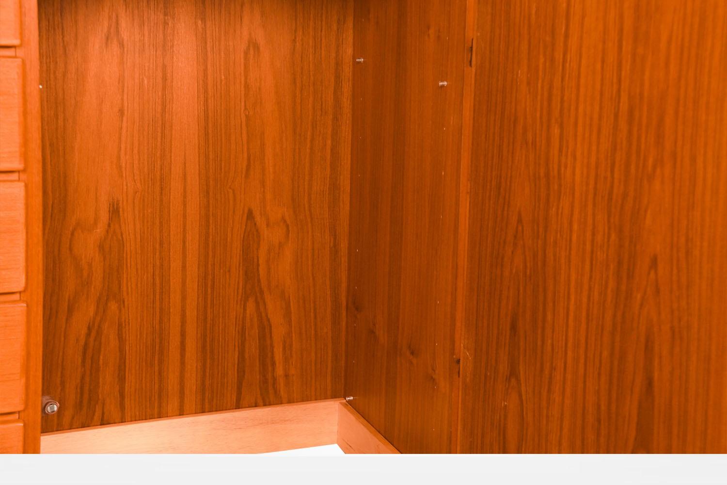 Teak Comò alto danese di metà secolo in teak Armoire Dresser Wardrobe for Uldum Møbelfabr in vendita
