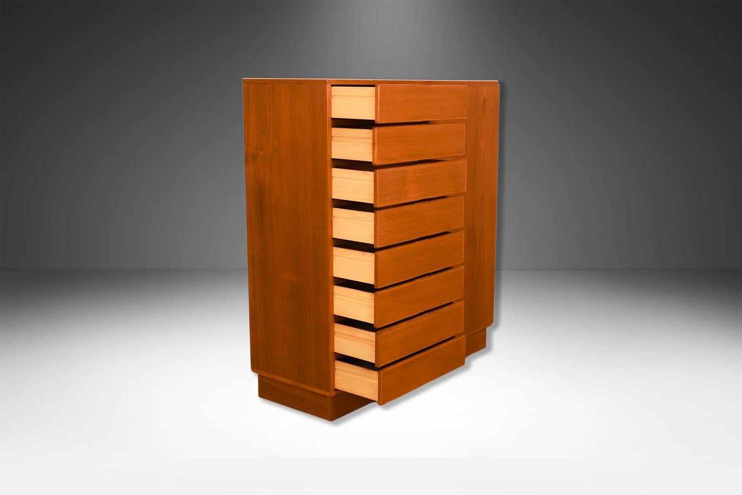 Comò alto danese di metà secolo in teak Armoire Dresser Wardrobe for Uldum Møbelfabr in vendita 2