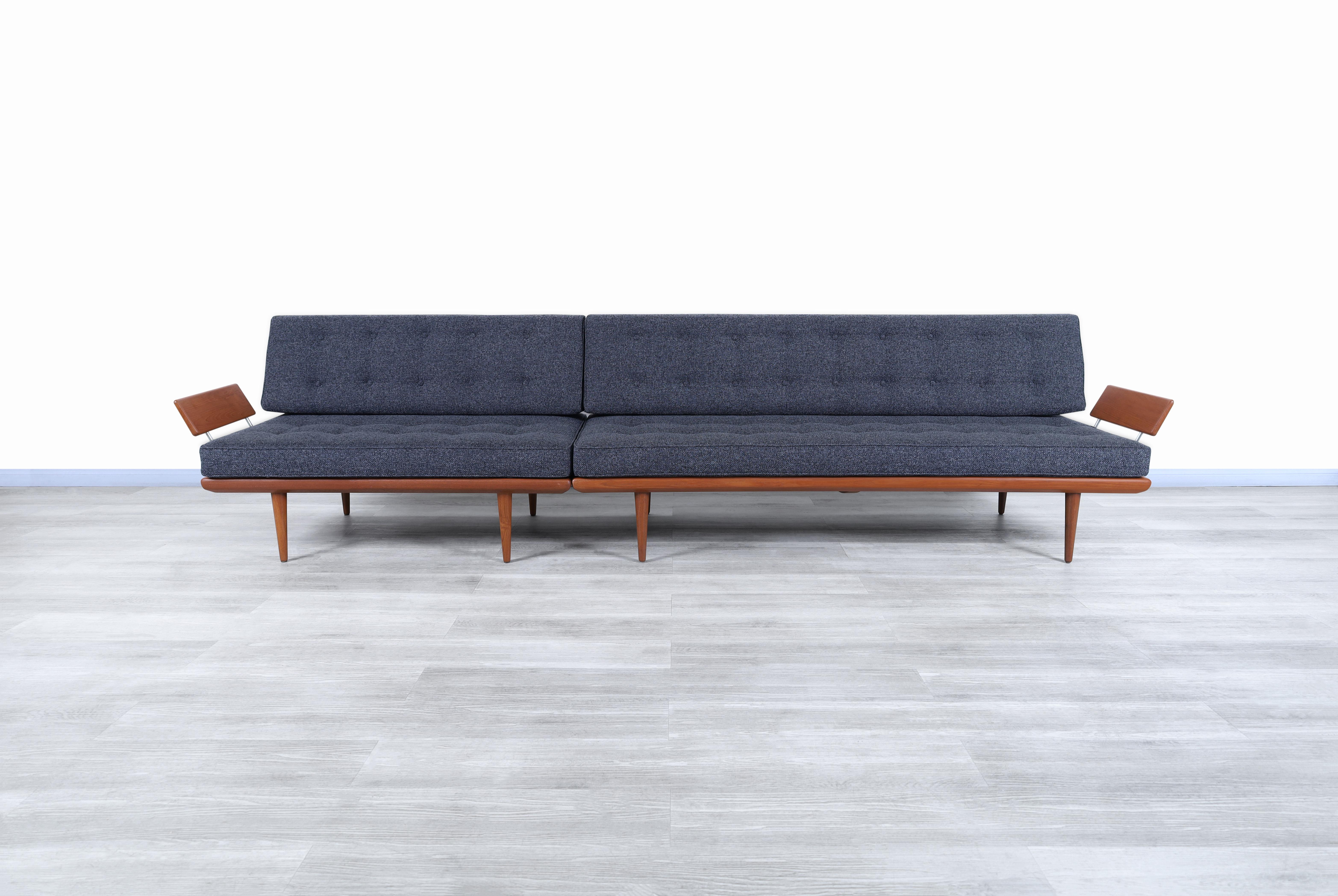 Dänisches Teakholz-Sofa „Minerva“ von Peter Hvidt & Orla Molgaard-Nielsen im Zustand „Gut“ im Angebot in North Hollywood, CA