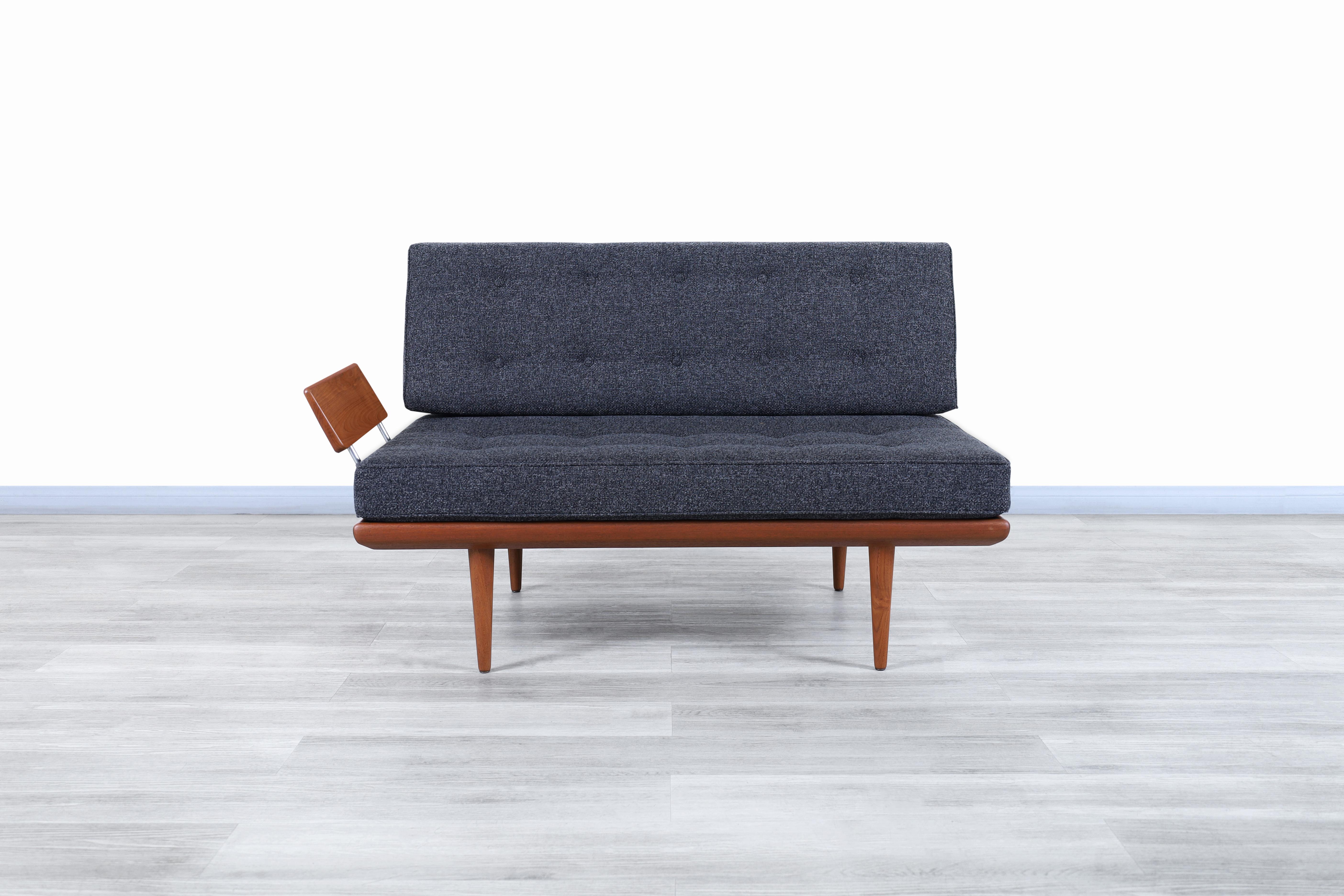 Dänisches Teakholz-Sofa „Minerva“ von Peter Hvidt & Orla Molgaard-Nielsen (Stoff) im Angebot