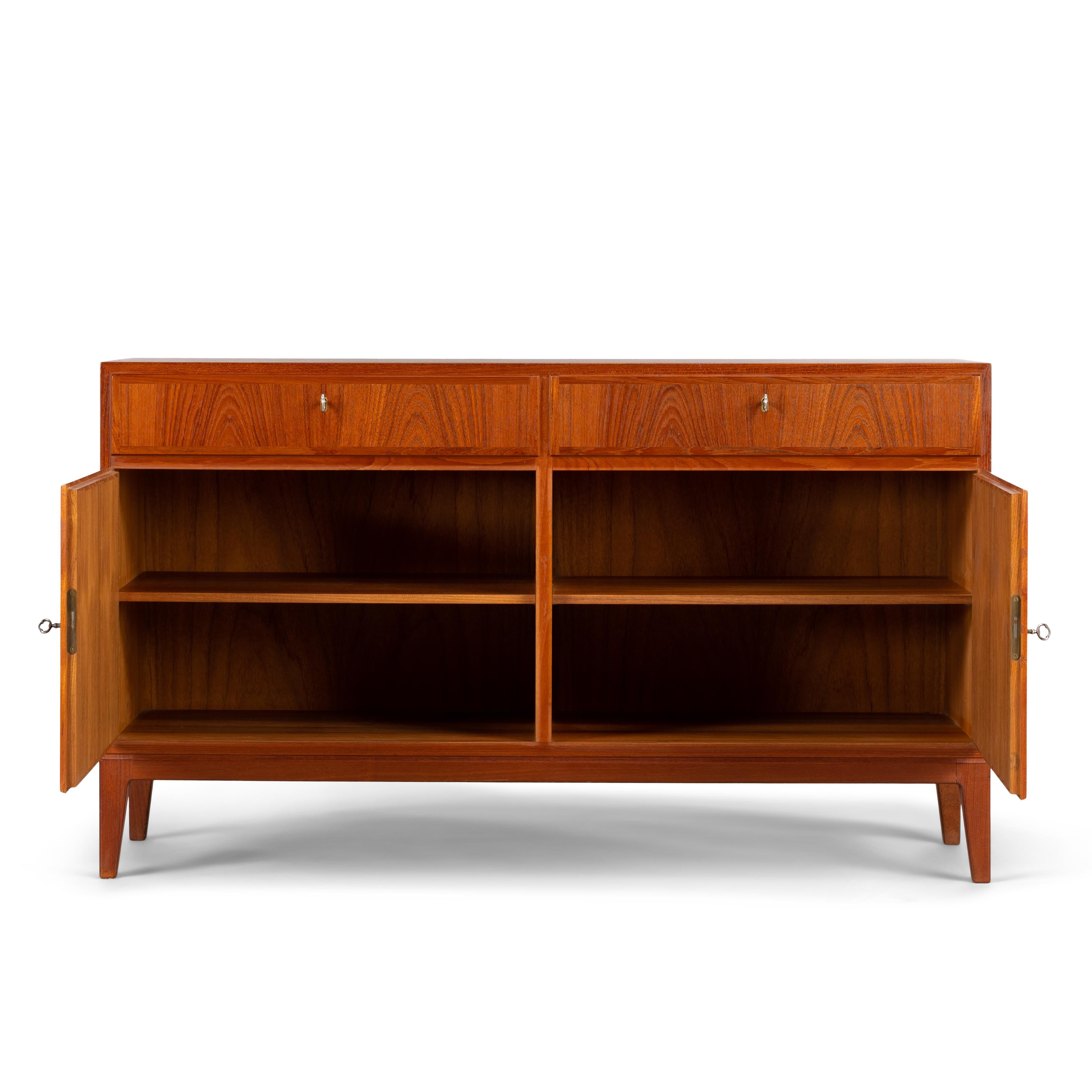 A stylish credenza, this teak model no. 5 chest by Gunni Omann for the Oman Jun. Møbelfabrik. Superb level of quality and use of high end materials on top of its design make it a full pull. Behind the two doors is an in height adjustable shelve. The