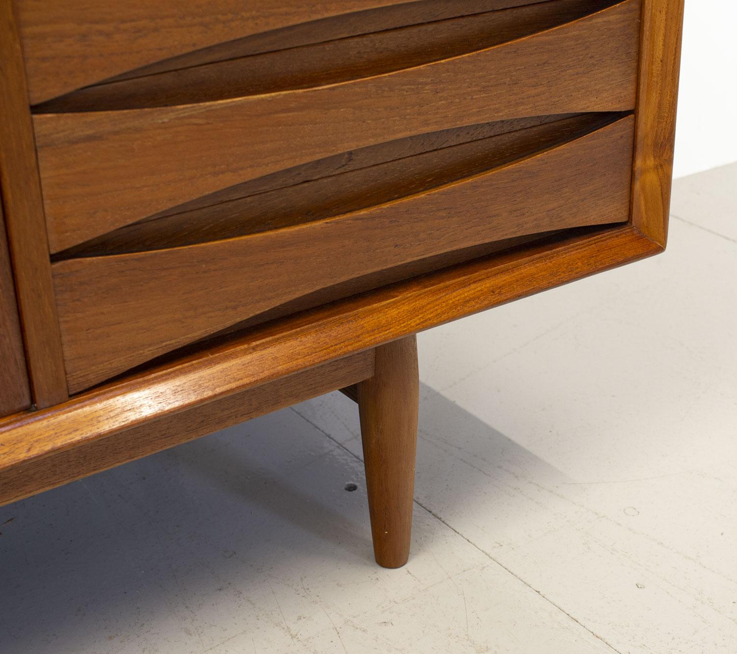 Danish Teak Model OS29 ‘Triennale’ Sideboard by Arne Vodder for Sibast, 1950s In Good Condition For Sale In Southampton, GB