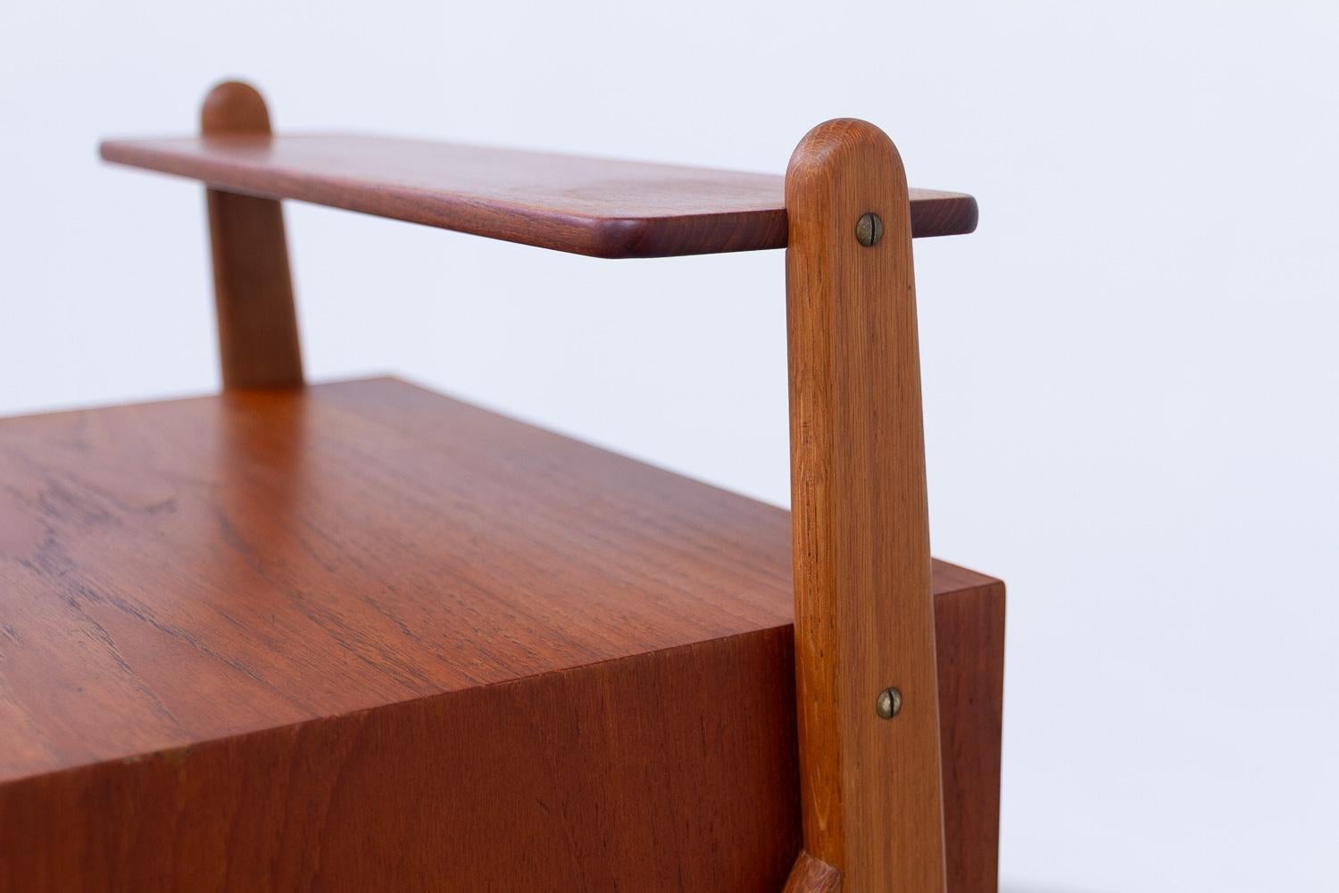 Comodino danese in teak di Sigfred Omann per Ølholm, anni '60. in vendita 3
