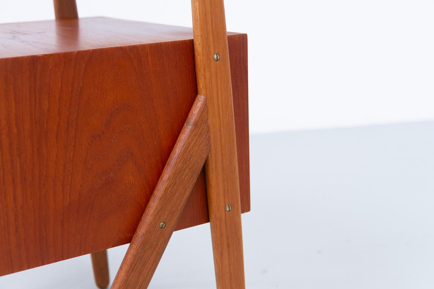 Comodino danese in teak di Sigfred Omann per Ølholm, anni '60. in vendita 9