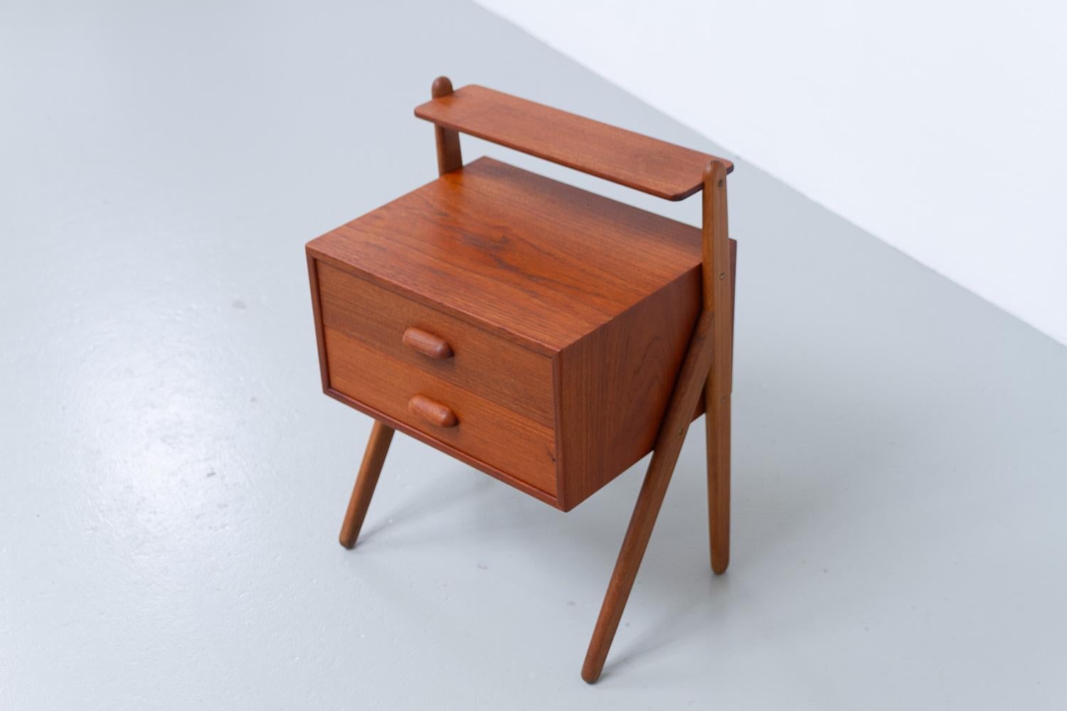 Comodino danese in teak di Sigfred Omann per Ølholm, anni '60.

Comodino o comodino in teak e quercia in stile Scandinavian Mid-Century Modern. Progettato da Sigfred Omann per Ølholm Møbelfabrik, Danimarca, negli anni '1960.

Un pezzo elegante in un