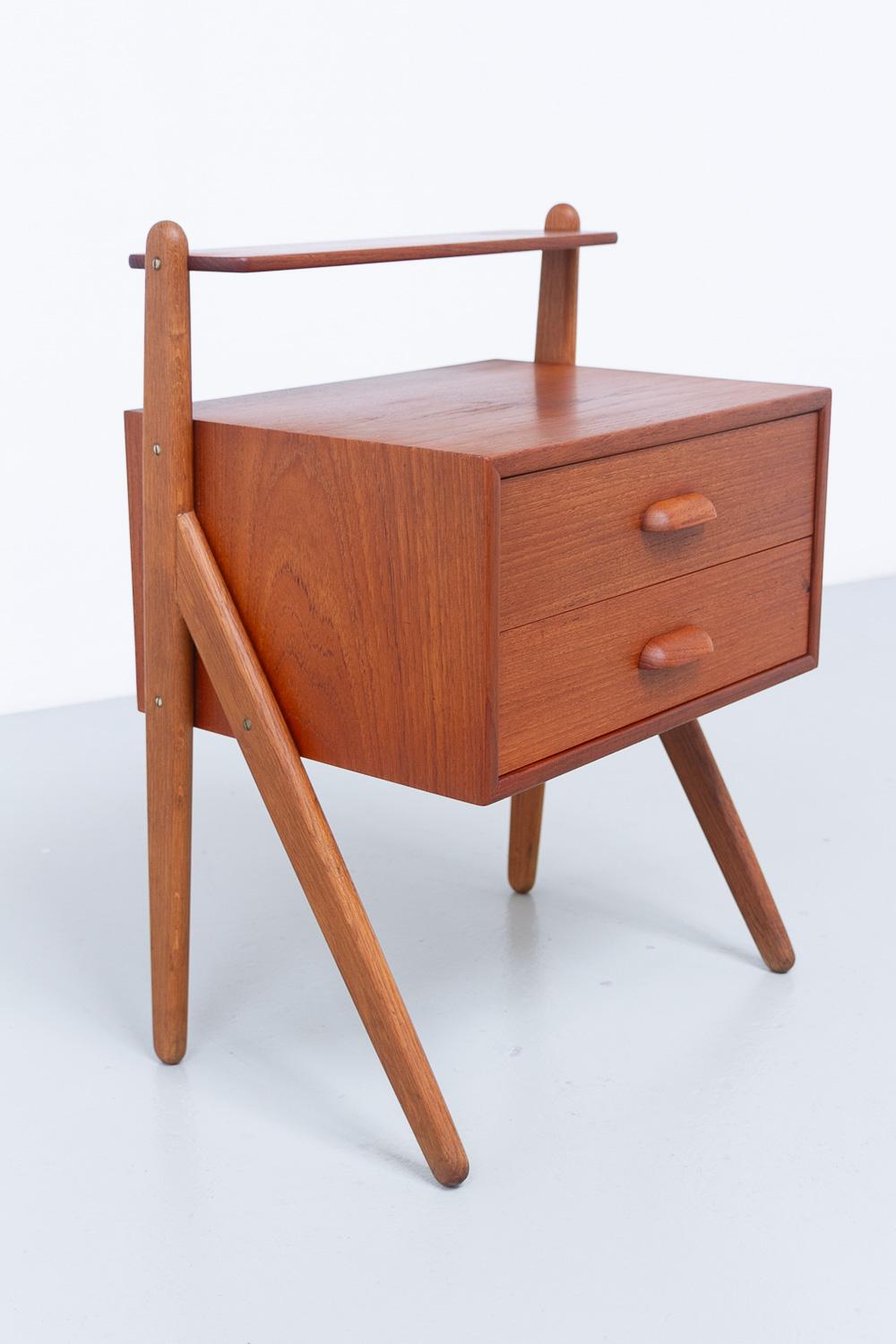 Mid-Century moderno Comodino danese in teak di Sigfred Omann per Ølholm, anni '60. in vendita