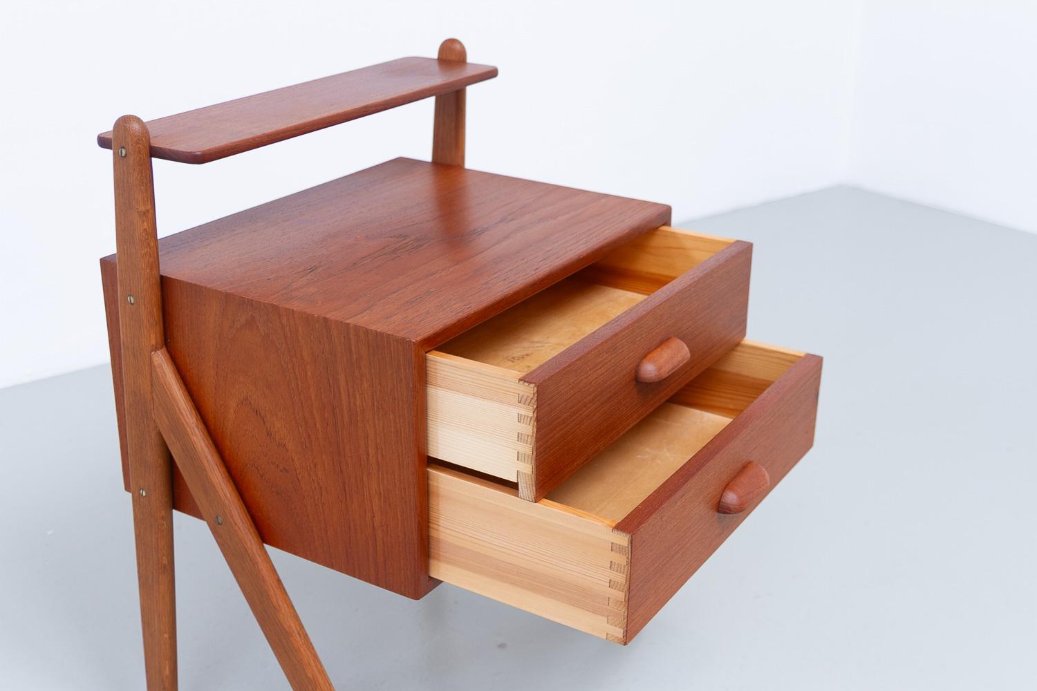 Comodino danese in teak di Sigfred Omann per Ølholm, anni '60. In condizioni buone in vendita a Asaa, DK