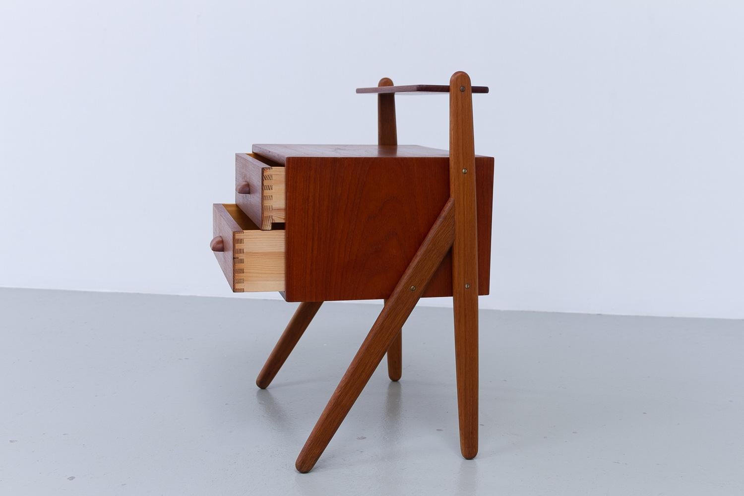 Teak Comodino danese in teak di Sigfred Omann per Ølholm, anni '60. in vendita