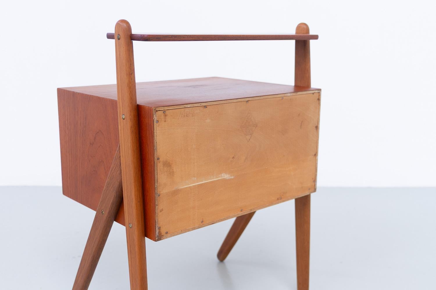 Comodino danese in teak di Sigfred Omann per Ølholm, anni '60. in vendita 1