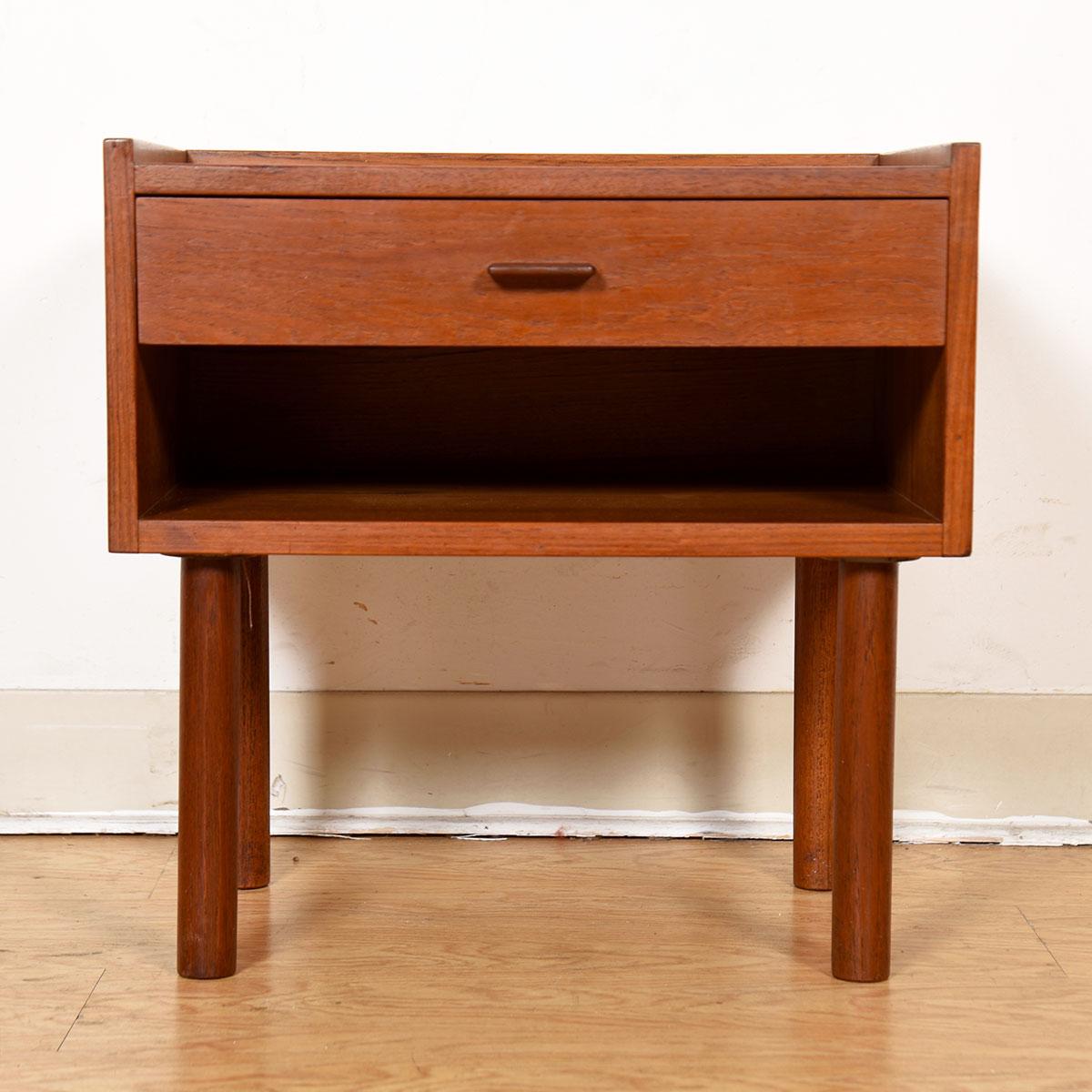 Danish Teak Nightstand / End Table with Finished Backside by Hans Wegner In Excellent Condition For Sale In Kensington, MD