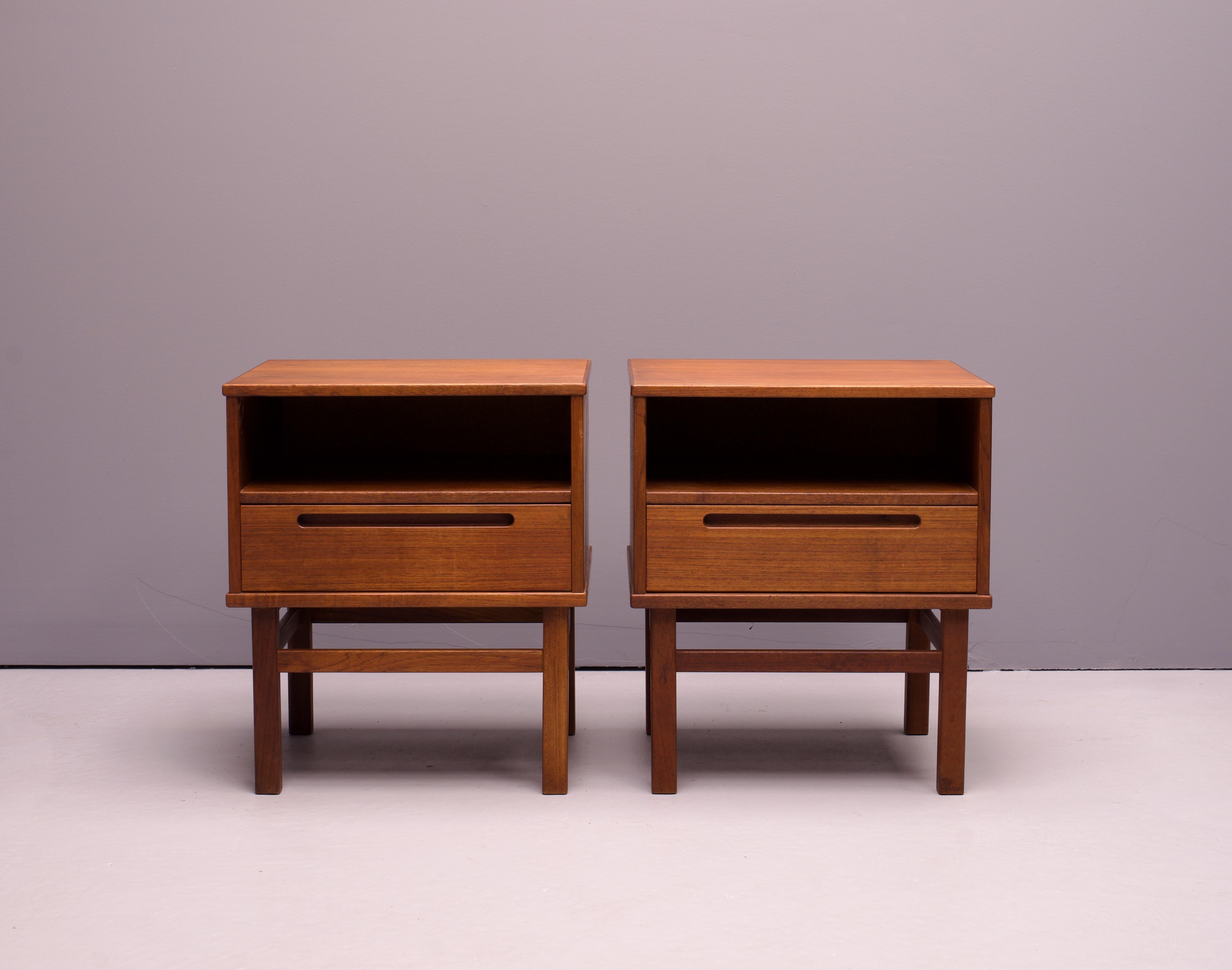 Meravigliosi comodini abbinati, realizzati in Danimarca, marchiati a inchiostro sul retro. I cassetti funzionano senza problemi.

L 19,75 × P 17,25 × H. 23
