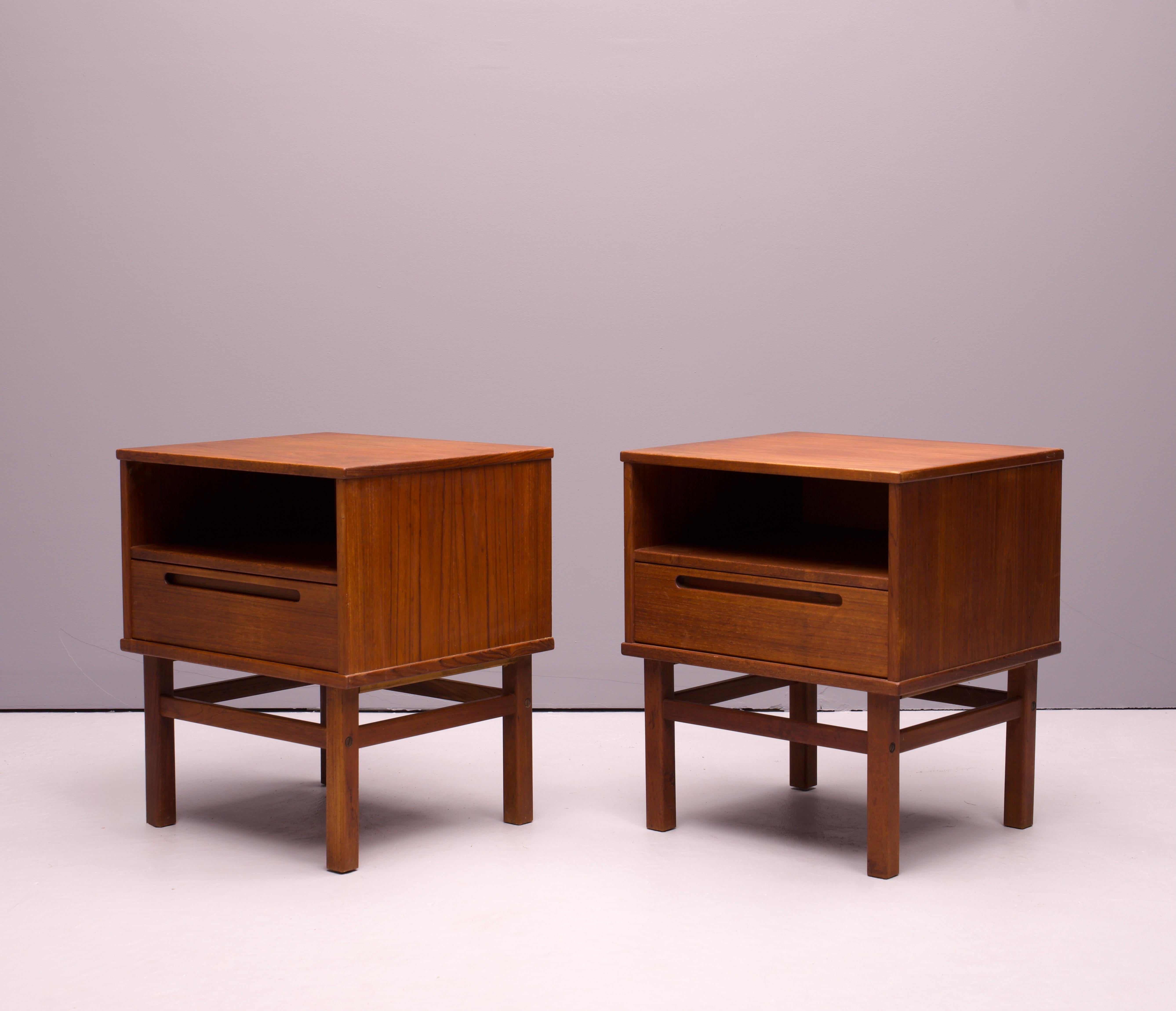 Scandinavo moderno Comodini danesi in teak a cassetto singolo Fine anni '60 Armadietti scandinavi di piccole dimensioni in vendita