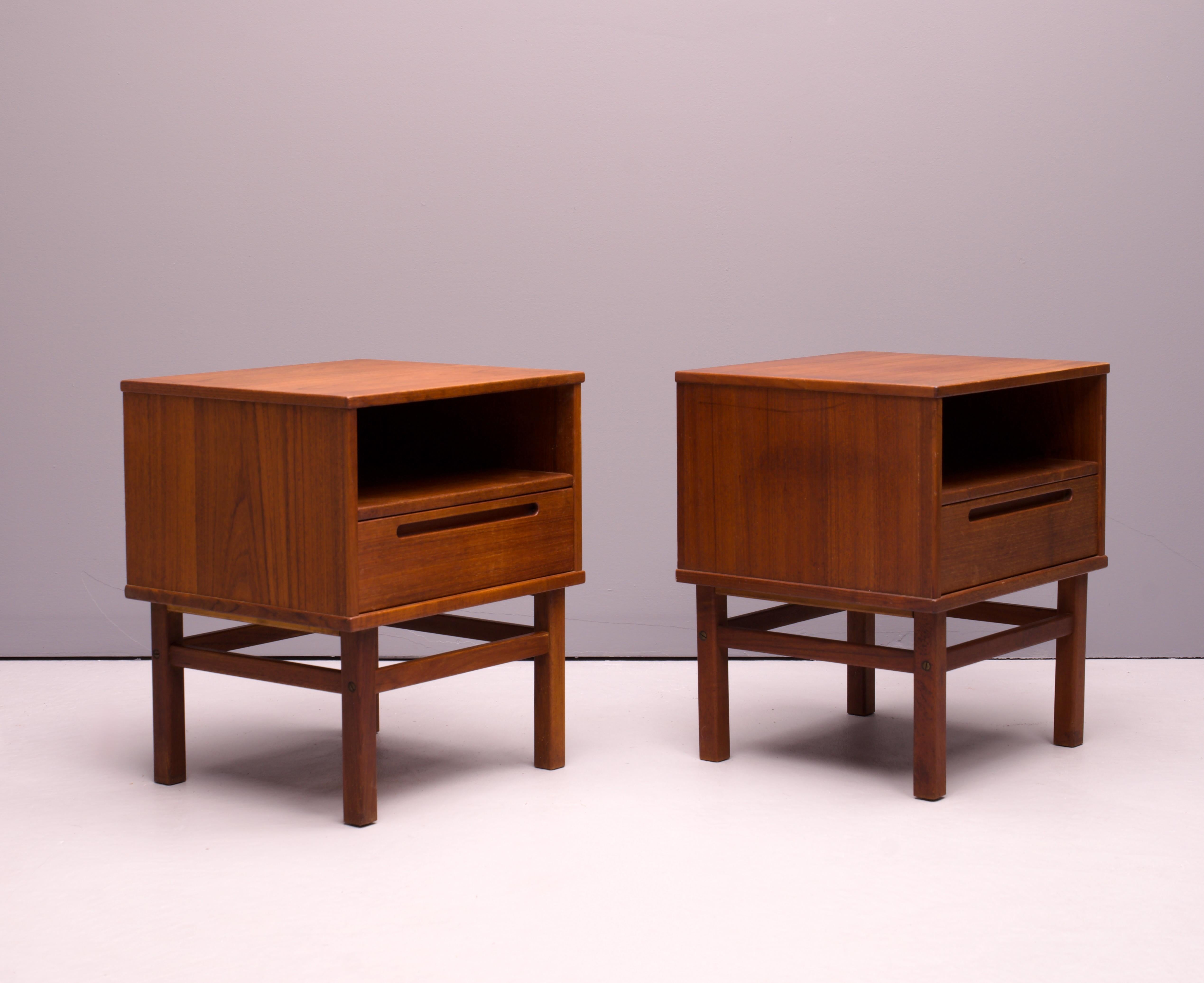 Danese Comodini danesi in teak a cassetto singolo Fine anni '60 Armadietti scandinavi di piccole dimensioni in vendita