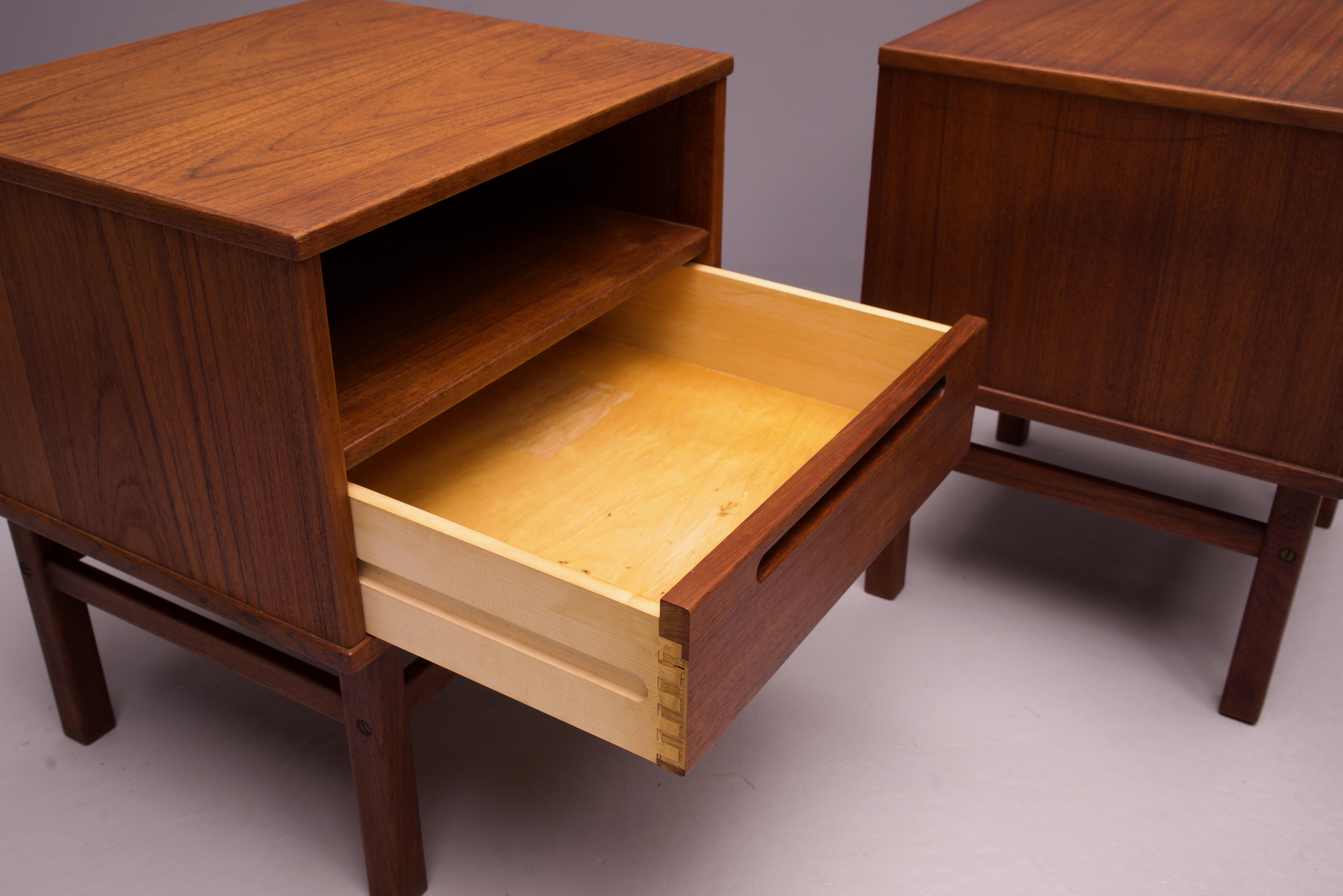 Metà XX secolo Comodini danesi in teak a cassetto singolo Fine anni '60 Armadietti scandinavi di piccole dimensioni in vendita