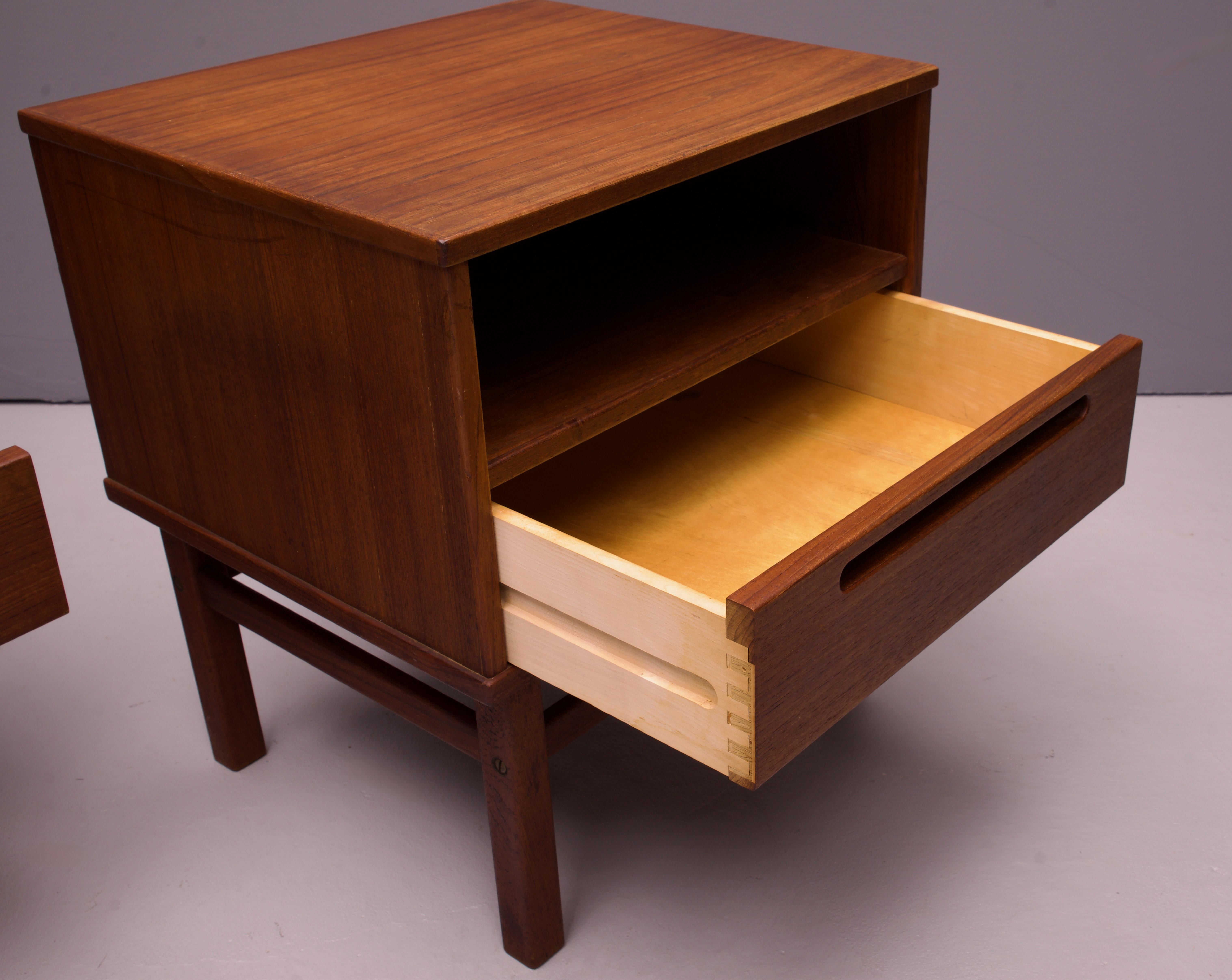 Teak Comodini danesi in teak a cassetto singolo Fine anni '60 Armadietti scandinavi di piccole dimensioni in vendita